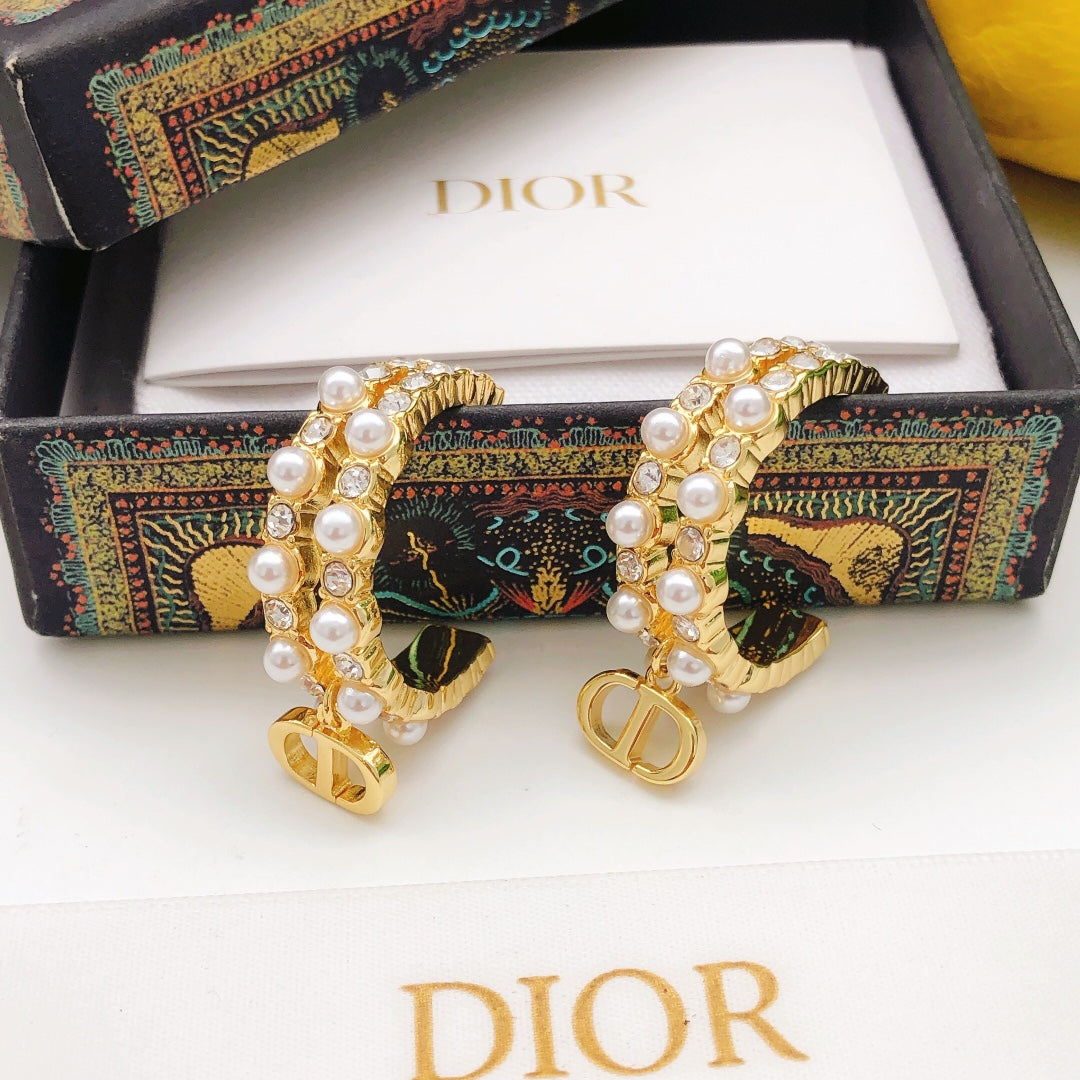 Pearl-Style Motif Jewelry Accessory in Polished Metal-Tone with Pearl-Style Detail – Design 002 detail view