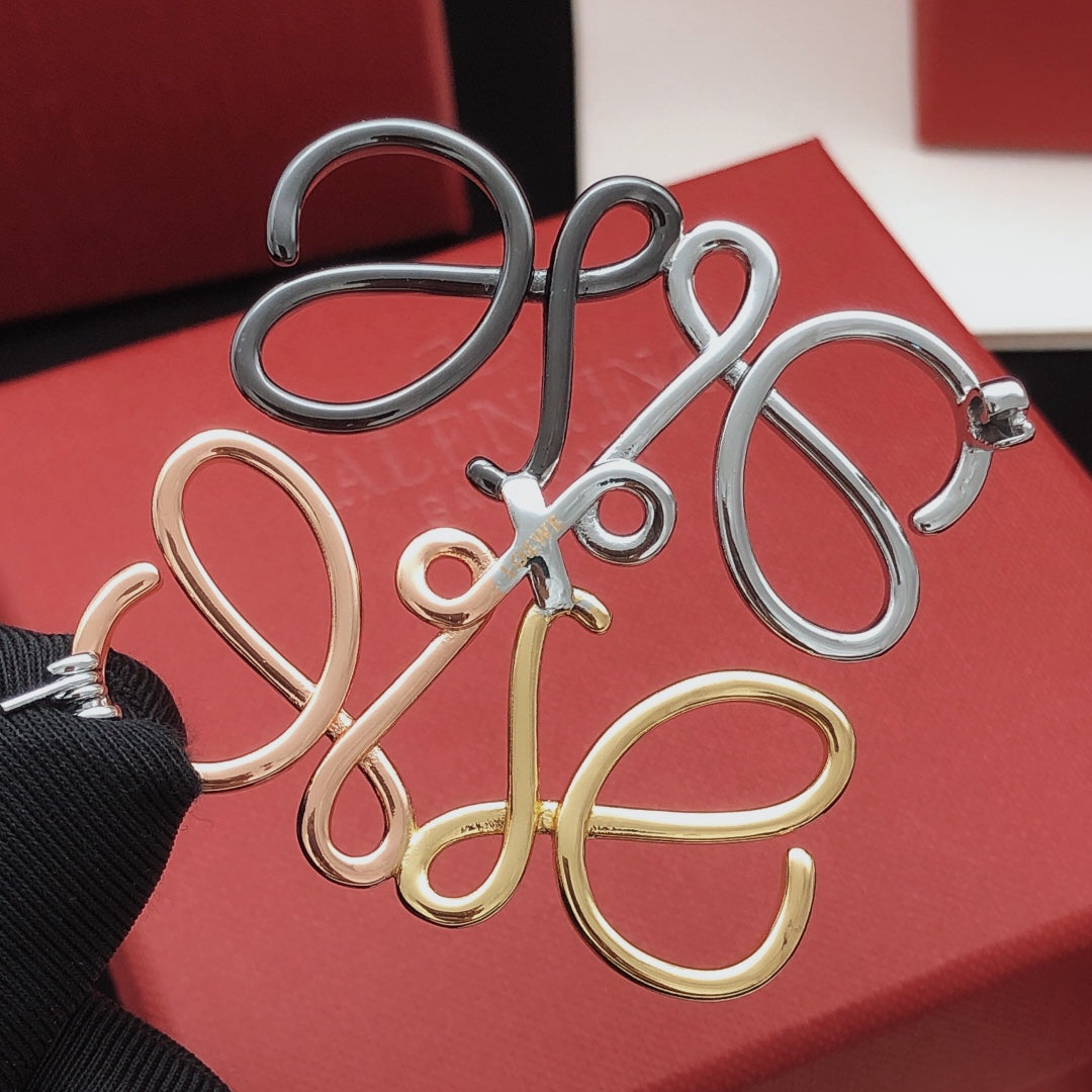 Sculptural Brooch Pin in Polished Metal-Tone – Design 01 side detail