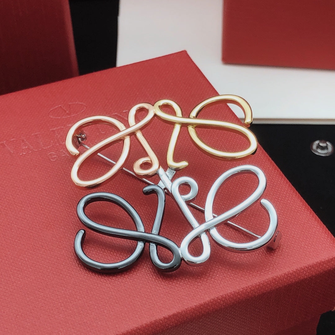 Sculptural Brooch Pin in Polished Metal-Tone – Design 01 detail view