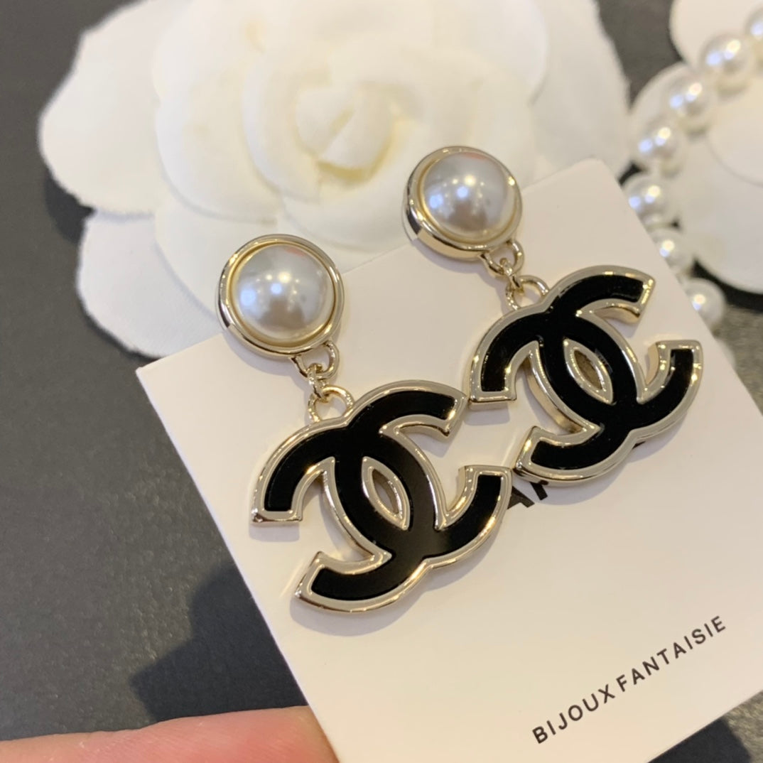 Double-C Emblem Stud Earrings in Black-Tone – Black Detail – Design 002 detail view