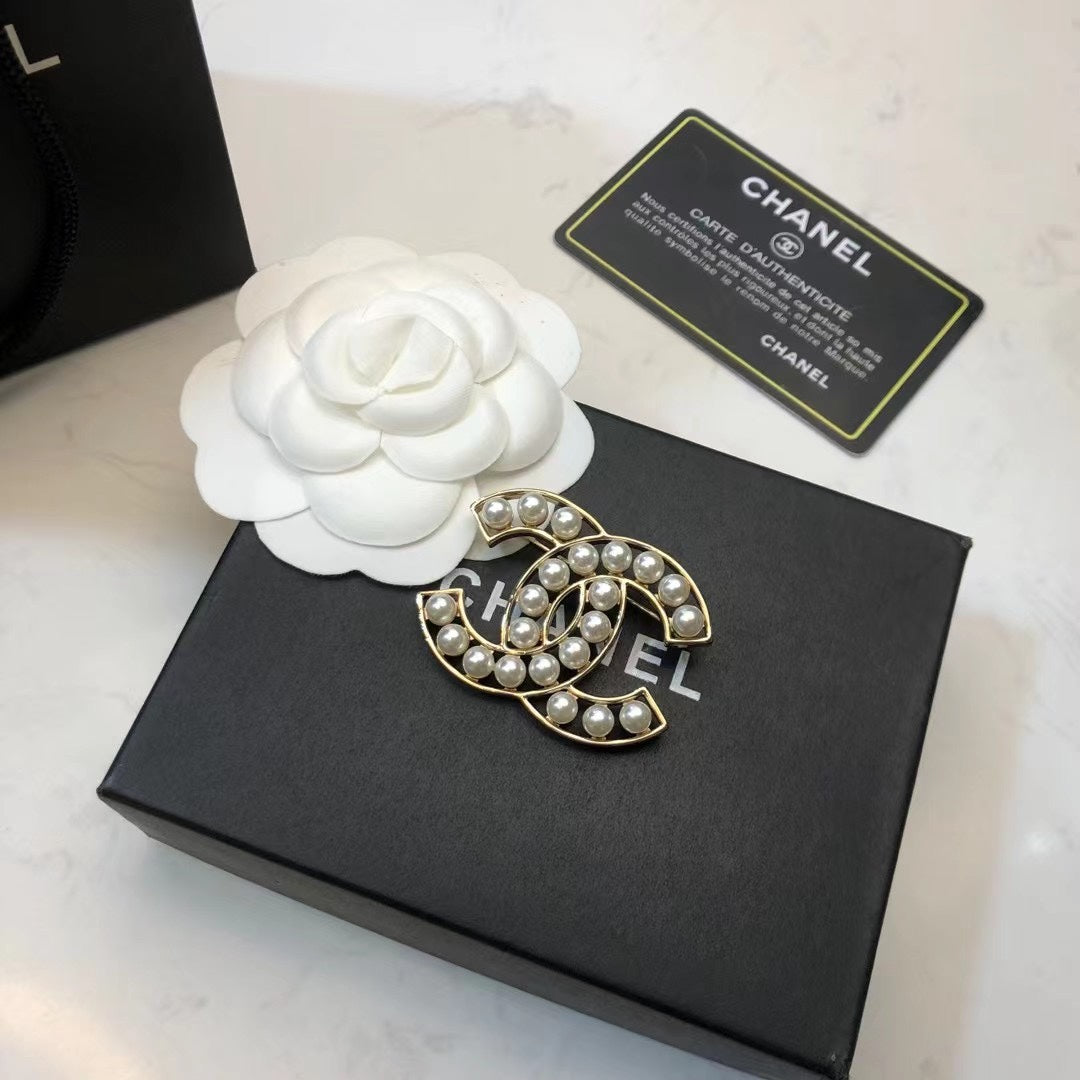 Double-C Emblem Brooch in Polished Metal-Tone – Design 039 side detail
