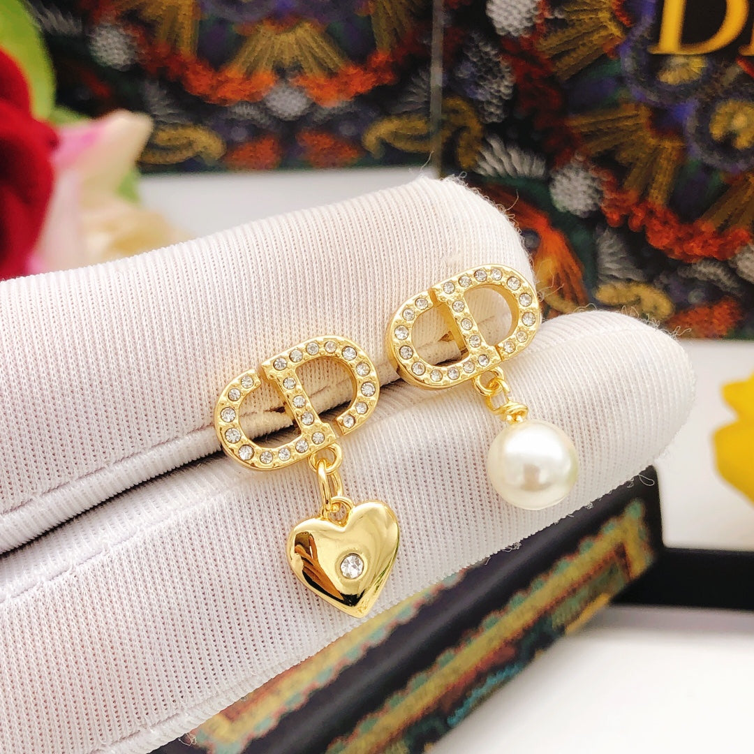 Pearl-Style Motif Stud Earrings in Polished Metal-Tone with Pearl-Style Detail – Design 019 detail view