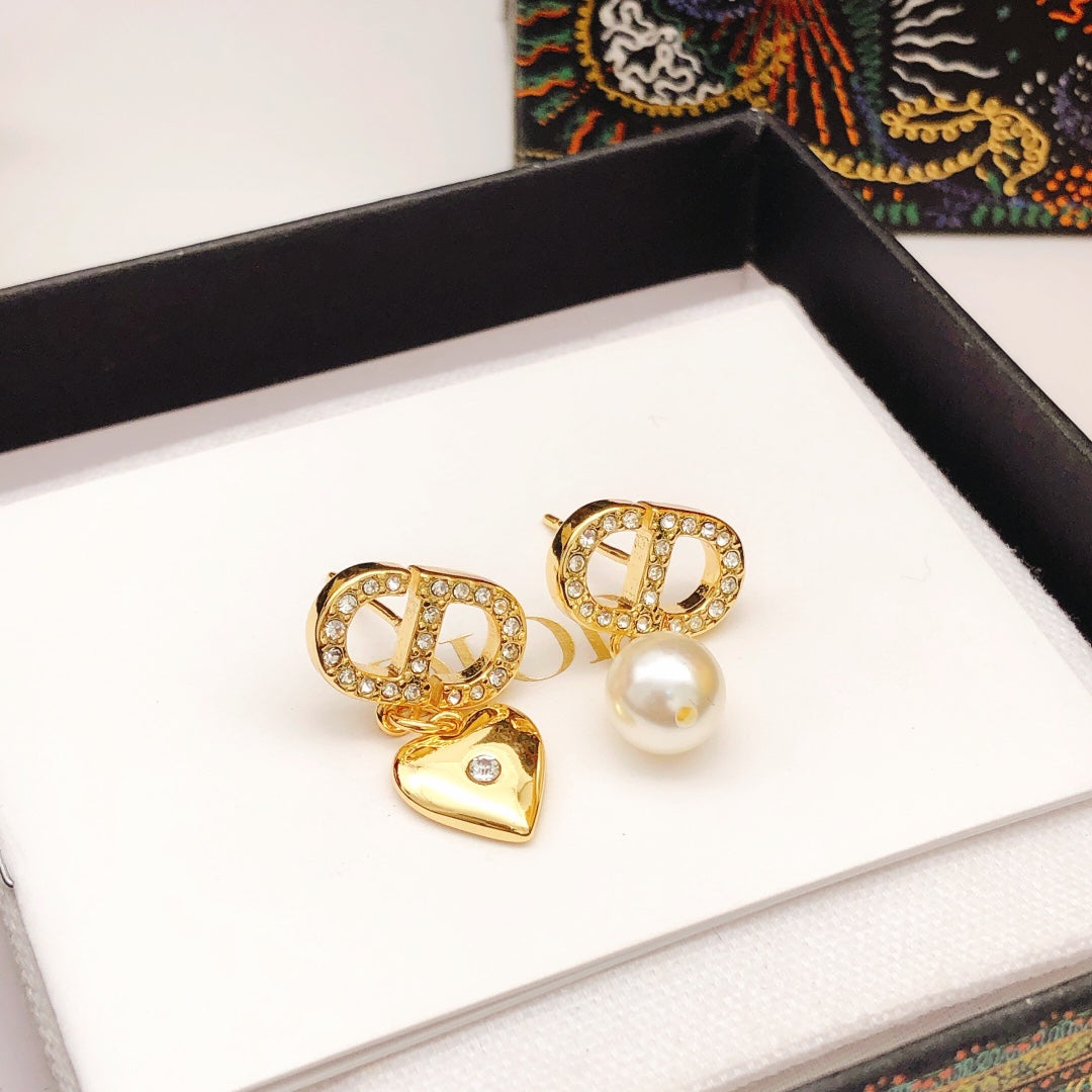 Pearl-Style Motif Stud Earrings in Polished Metal-Tone with Pearl-Style Detail – Design 019 close-up detail