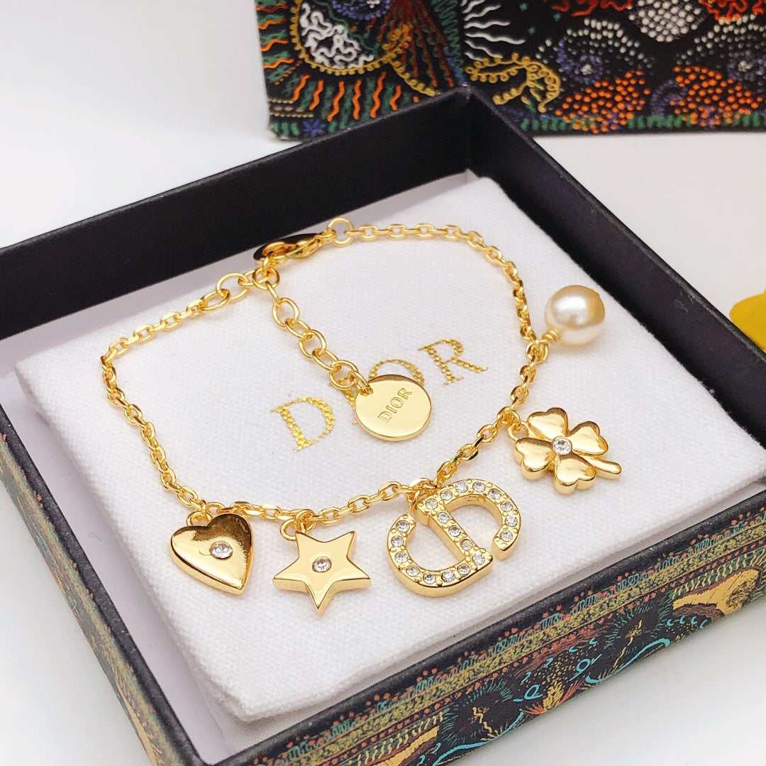 Heart Motif Statement Bracelet in Polished Metal-Tone – Design 001 detail view