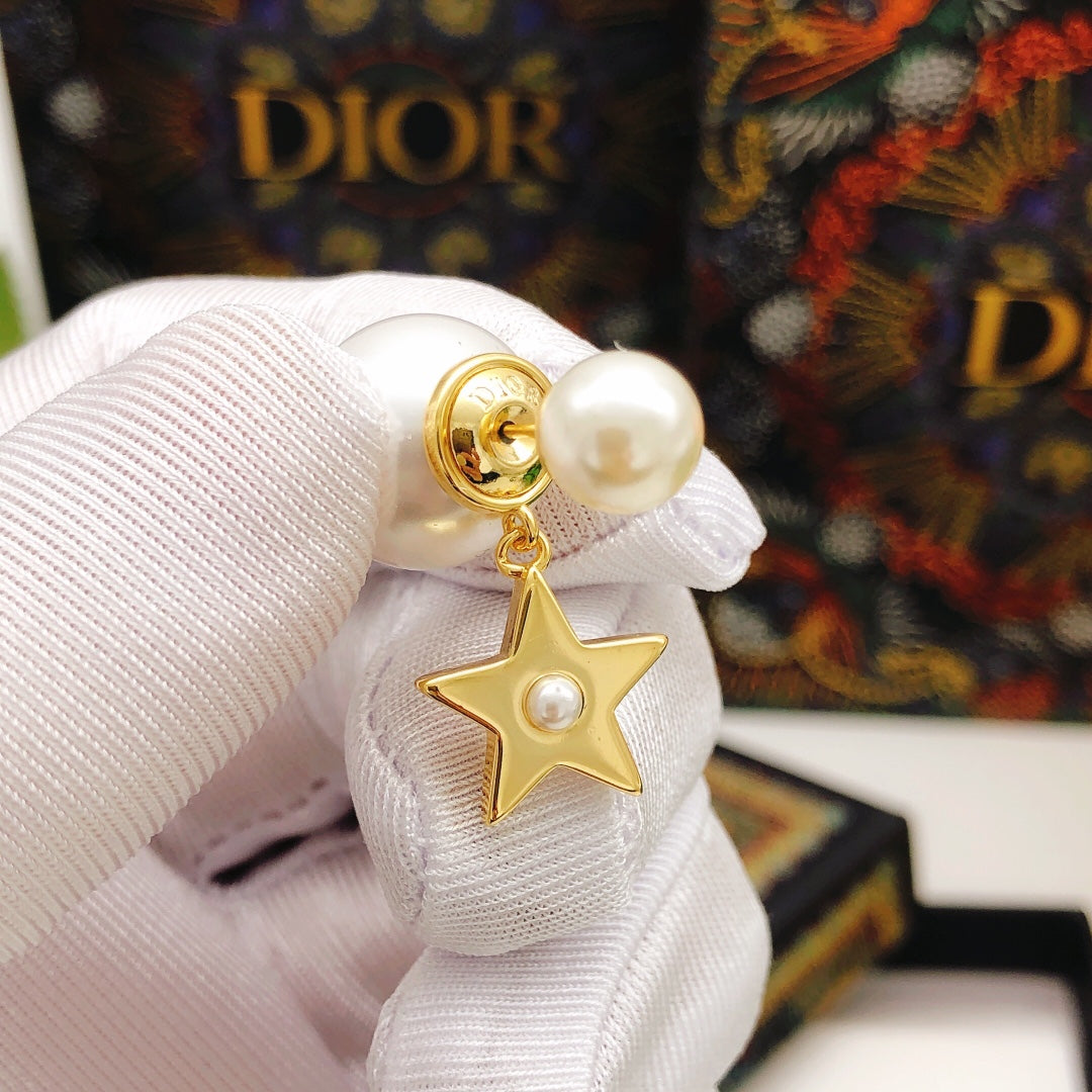 Star Motif Stud Earrings in Polished Metal-Tone – Design 011 detail view