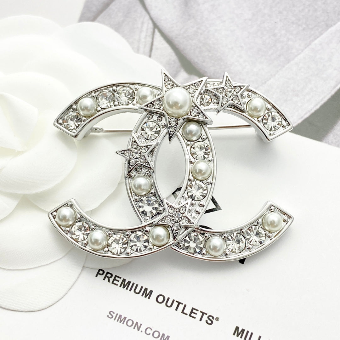 Double-C Emblem Brooch in Silver-Tone – Pearl Detail front product view