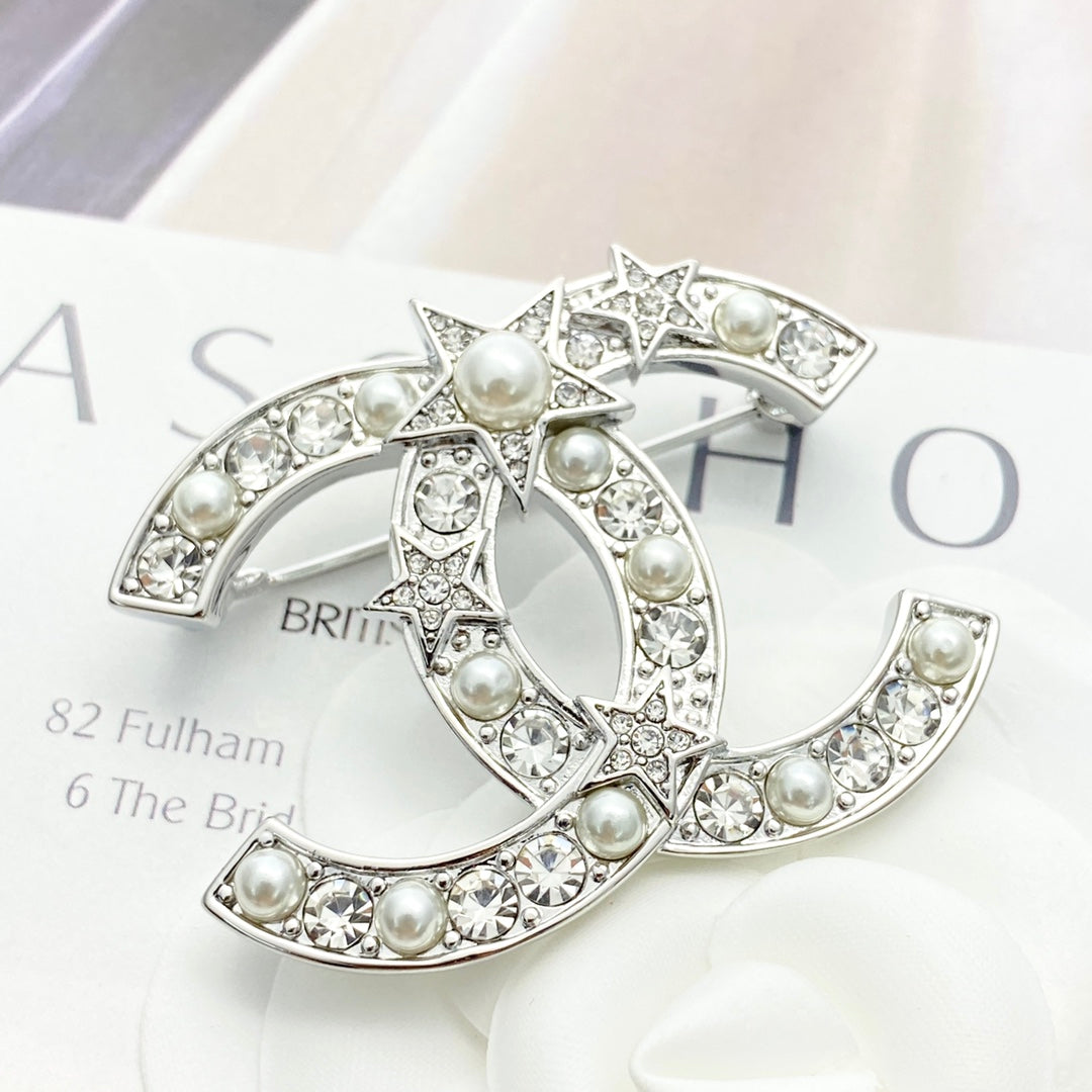 Double-C Emblem Brooch in Silver-Tone – Pearl Detail front product view