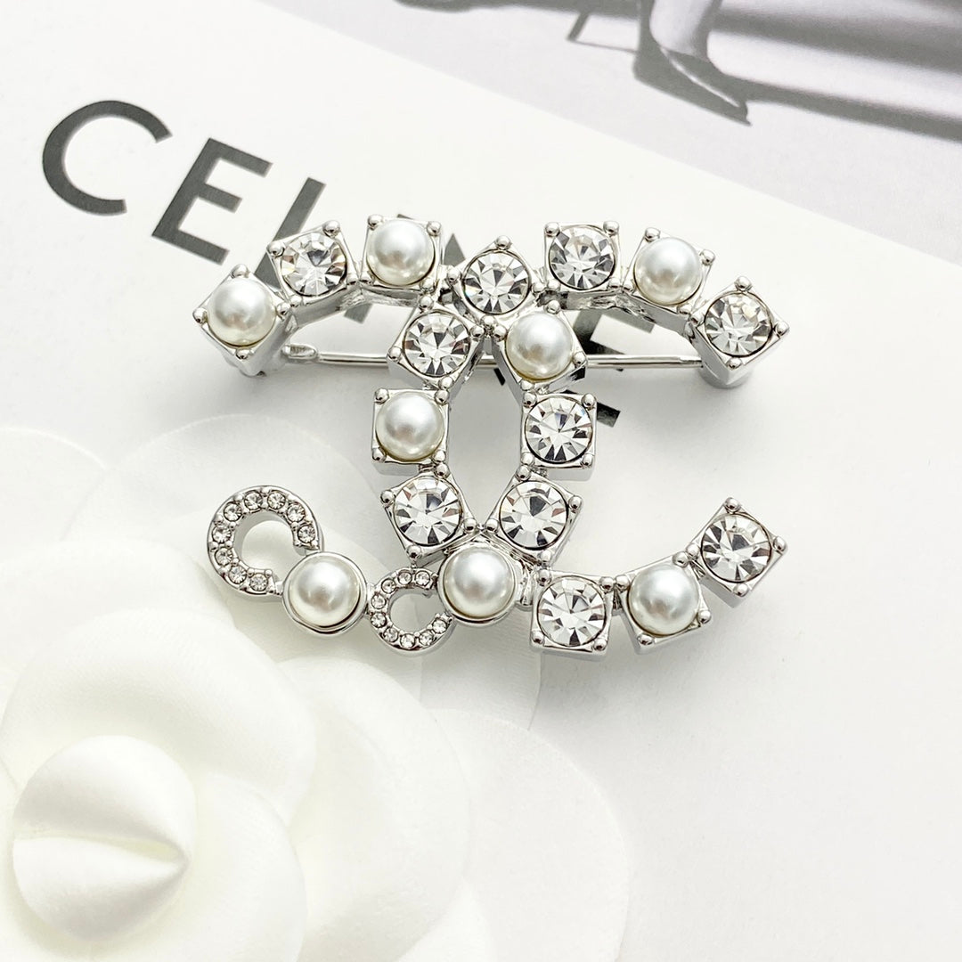 Double-C Emblem Brooch in Silver-Tone – Pearl Detail – Design 002 side detail