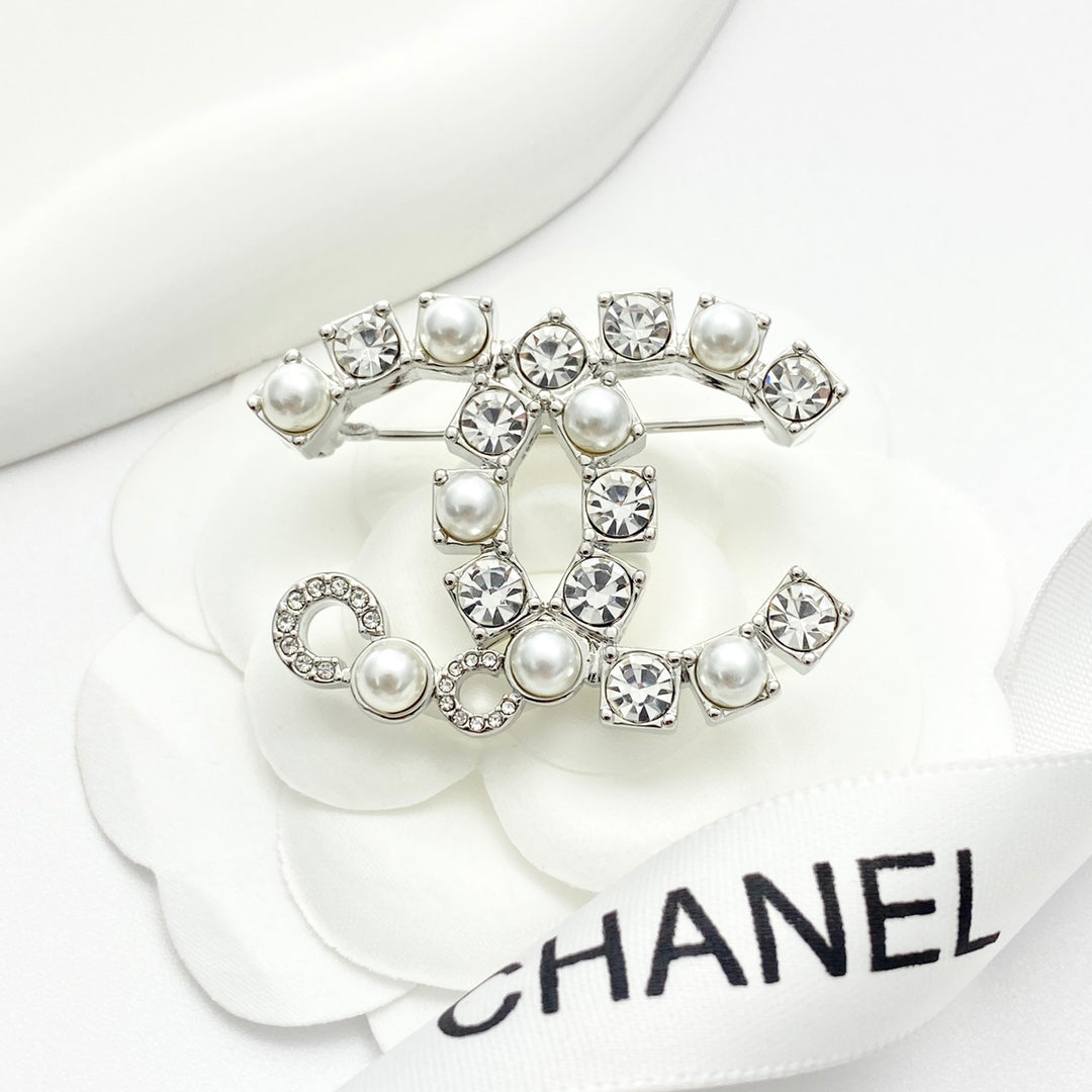 Double-C Emblem Brooch in Silver-Tone – Pearl Detail – Design 002 detail view