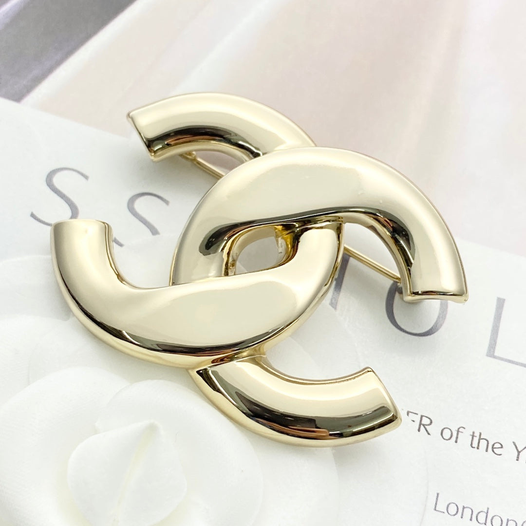 Double-C Emblem Brooch in Gold-Tone – Design 021 side detail