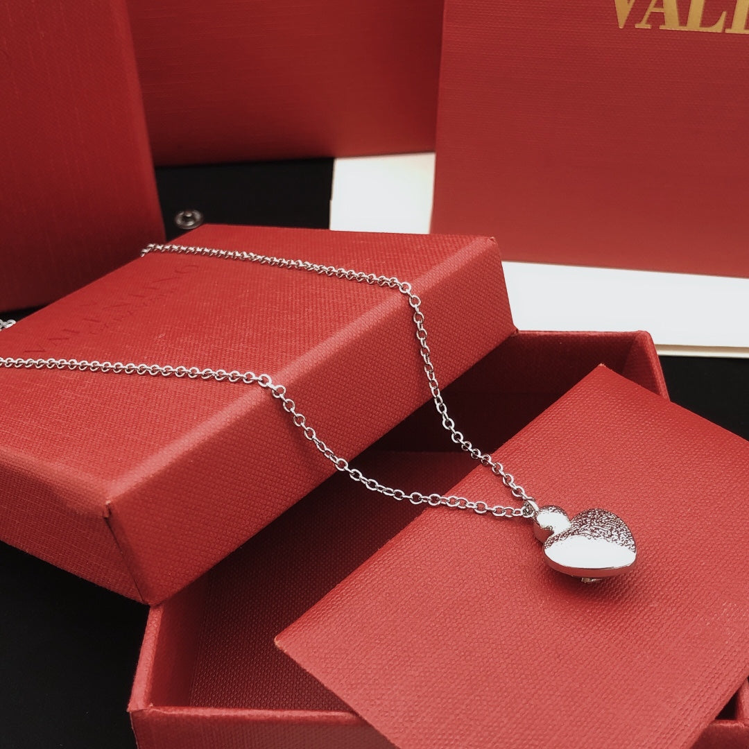 Heart Pendant Necklace in Gold-Tone – Heart Detail – Design 002 detail view
