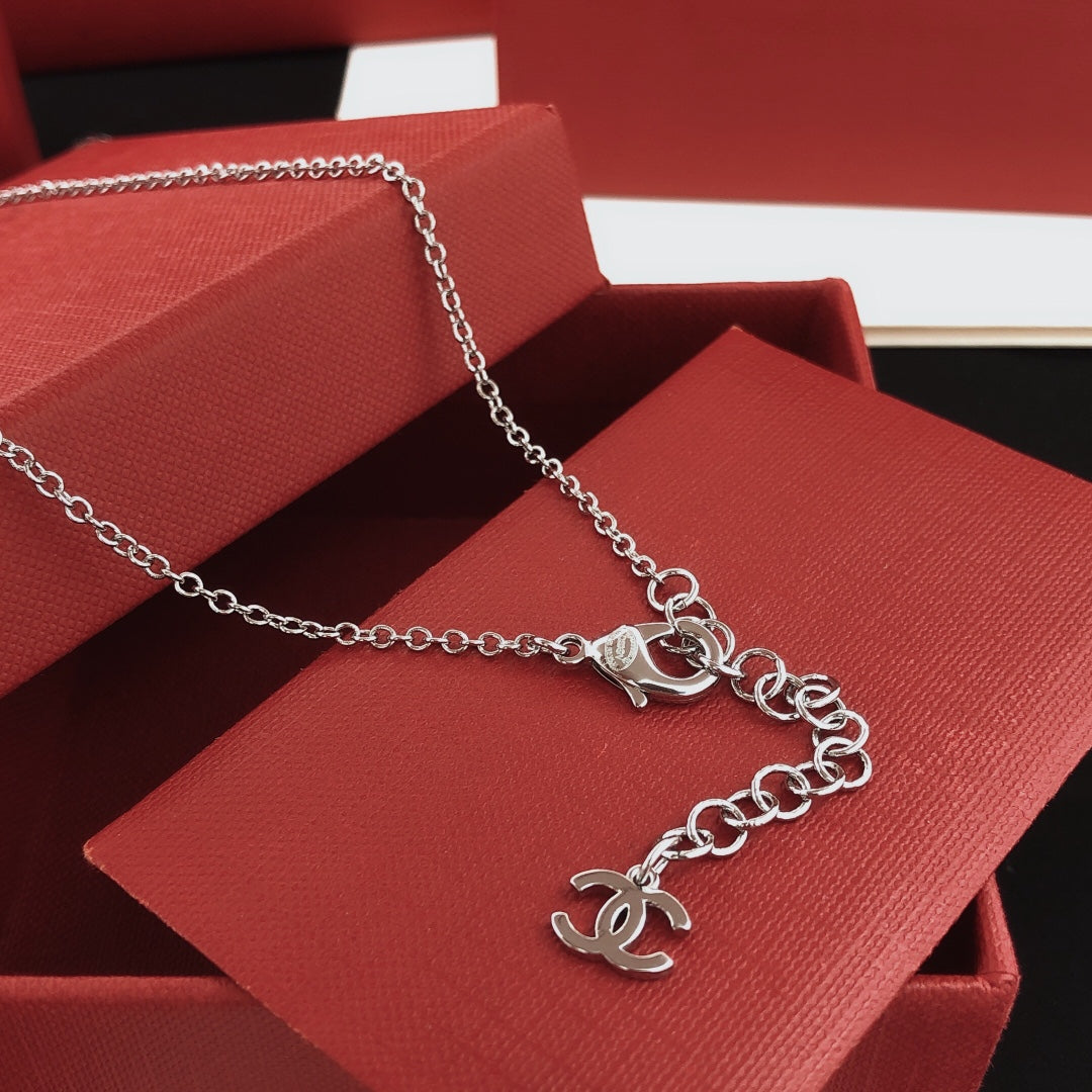 Heart Pendant Necklace in Gold-Tone – Heart Detail – Design 002 side detail