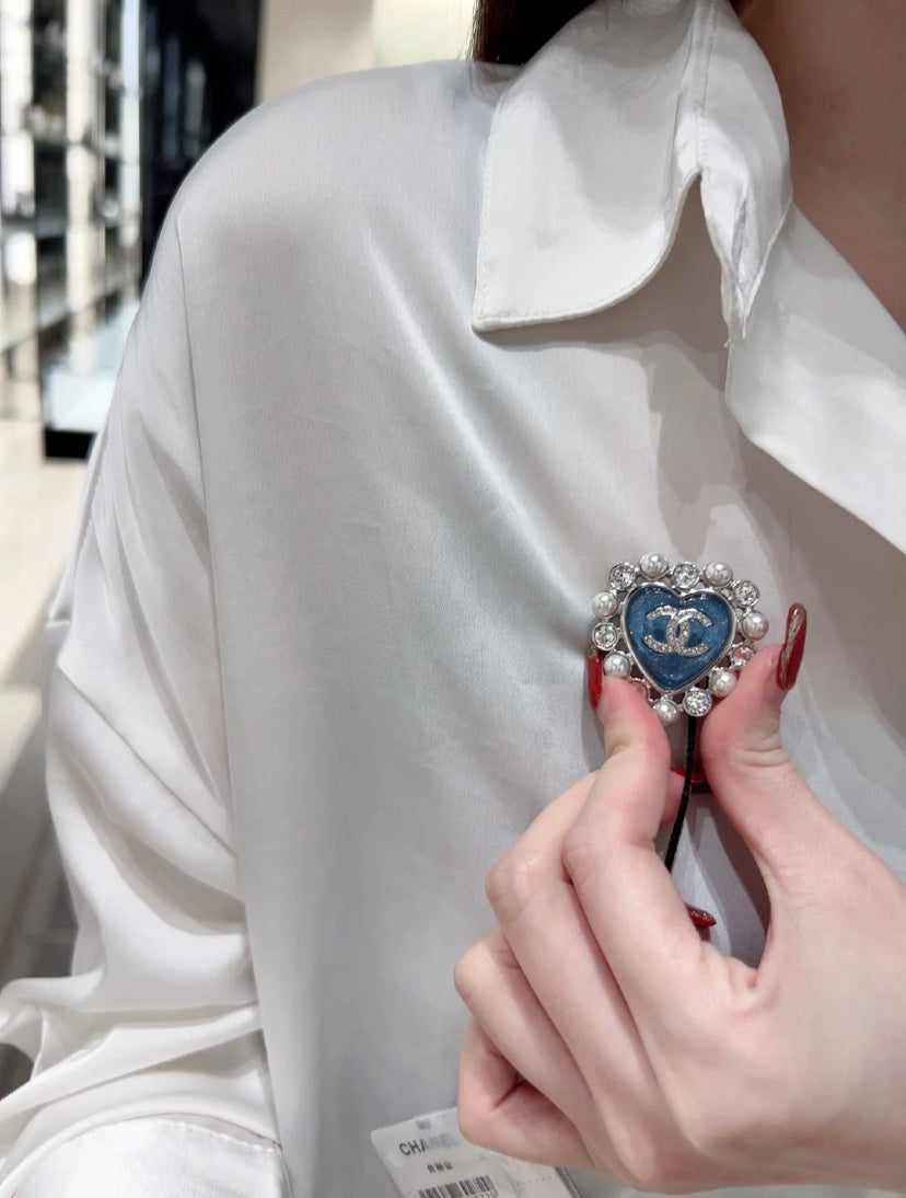 Double-C Emblem Brooch in Polished Metal-Tone – Pearl Detail – Design 009 detail view