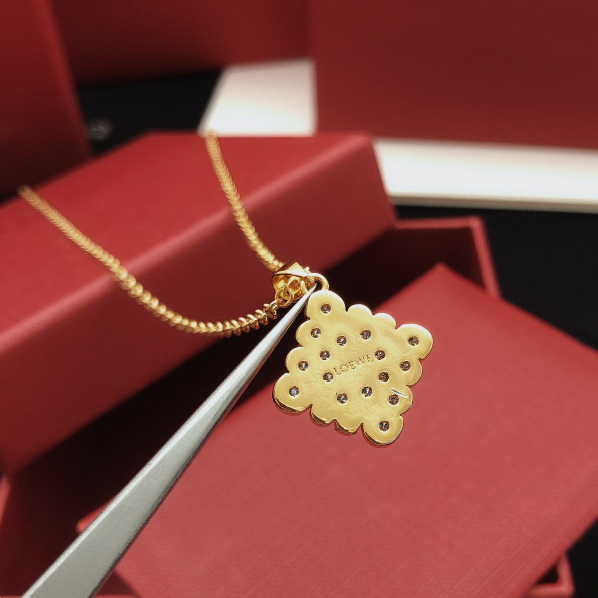 Sculptural Pendant Necklace in Polished Metal-Tone – Design 01 detail view