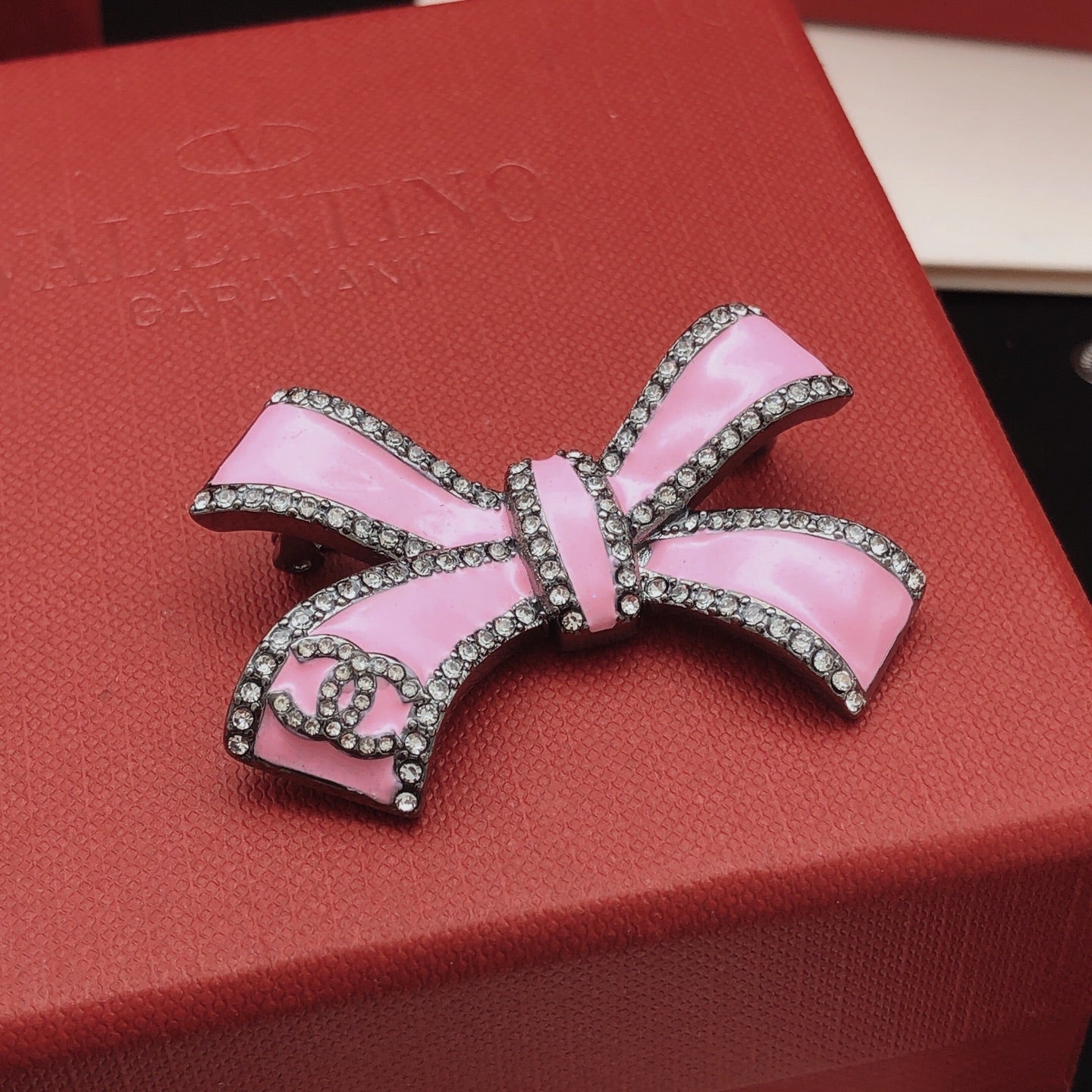 Bow Brooch in Gold-Tone – Pink Detail side detail