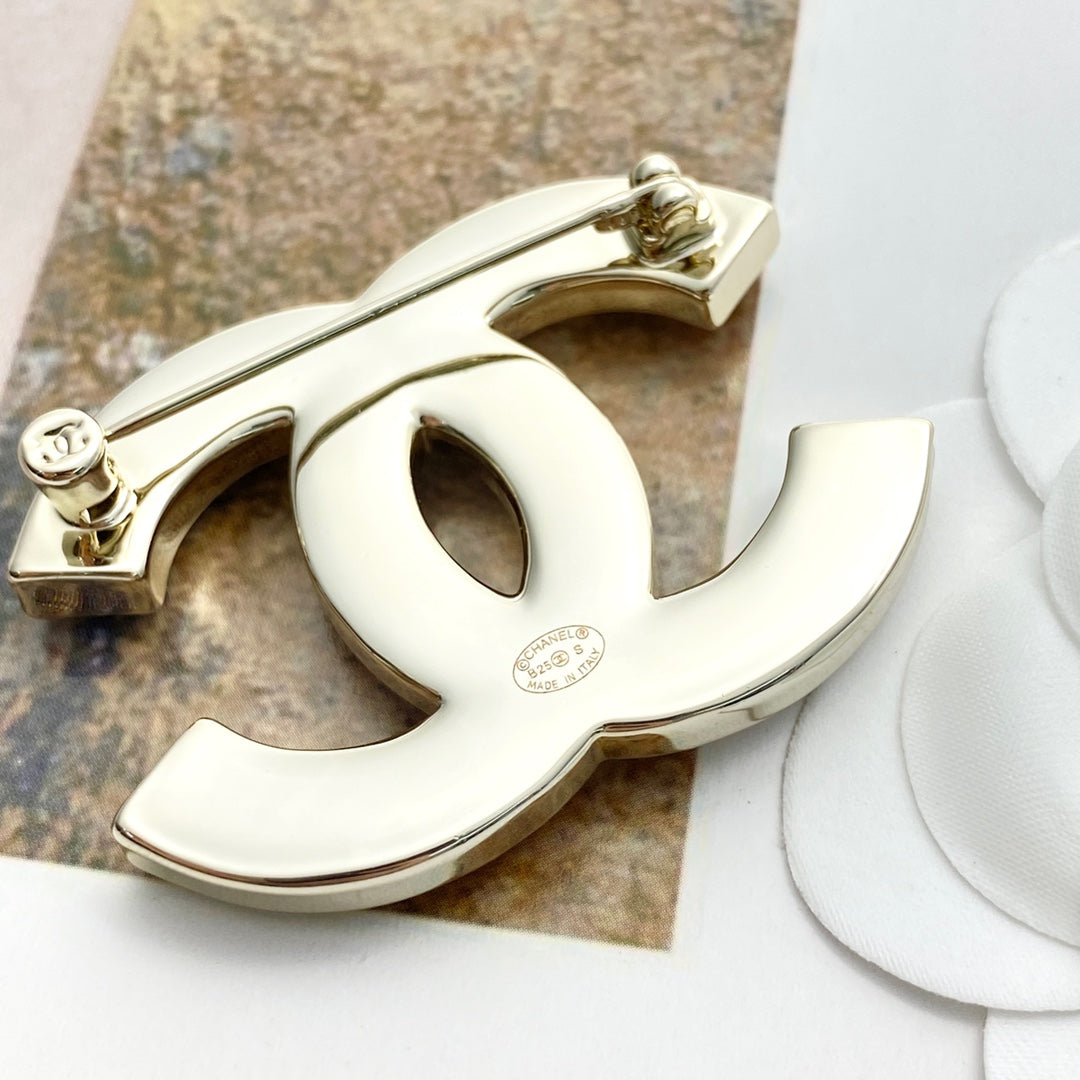 Double-C Emblem Brooch in Gold-Tone – Design 020 side detail