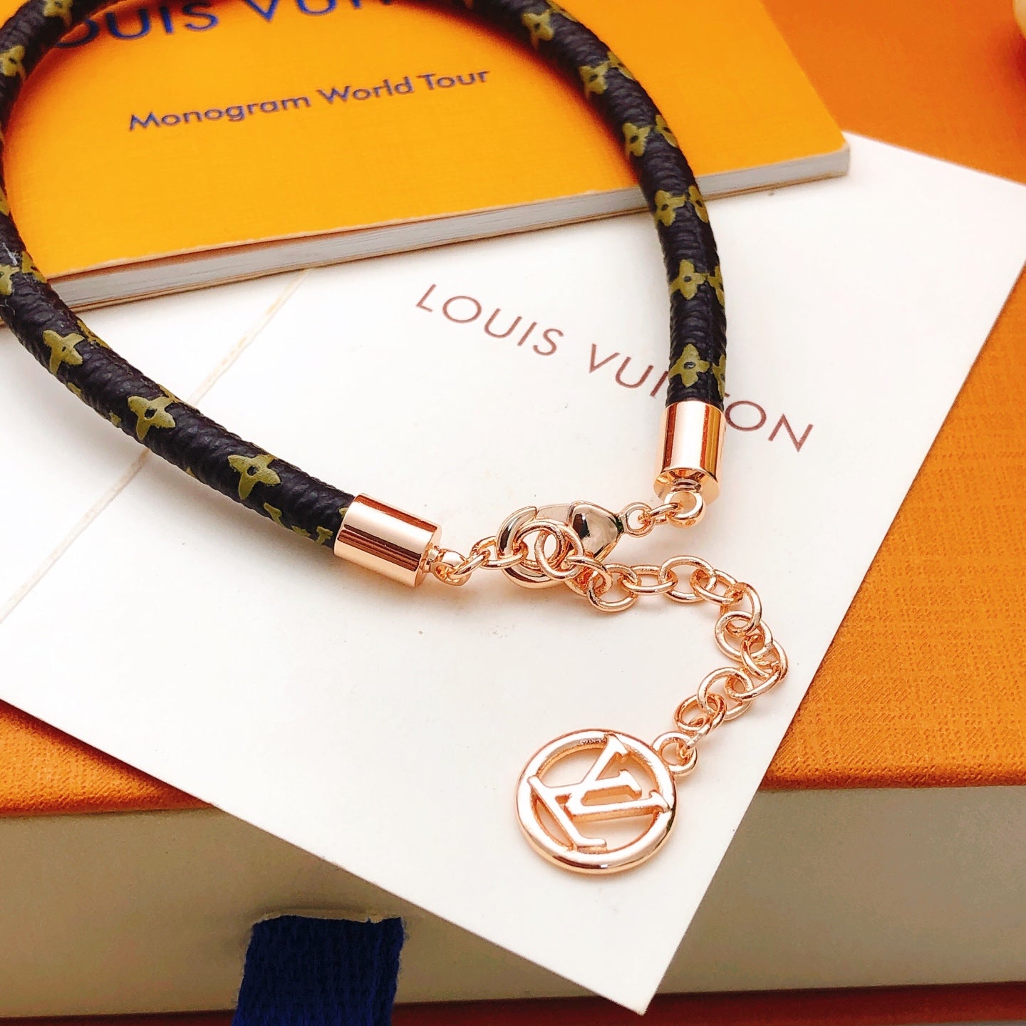 Heart Bangle in Rose-Gold-Tone – Rose Gold Detail – Design 003 side detail