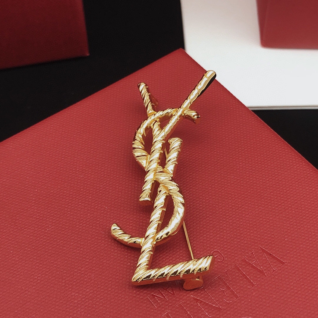 Twist Brooch in Gold-Tone – Twist Detail side detail