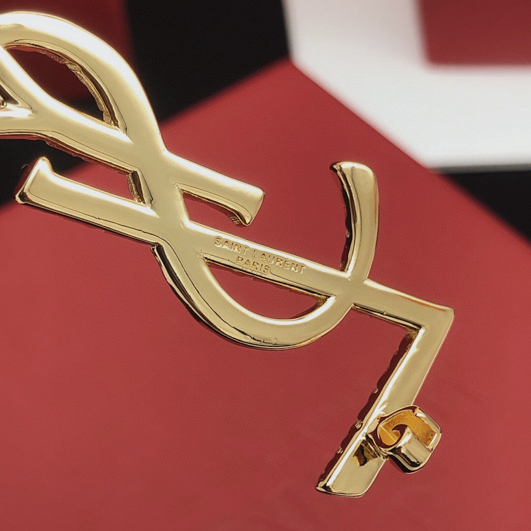 Twist Brooch in Gold-Tone – Twist Detail styled product view