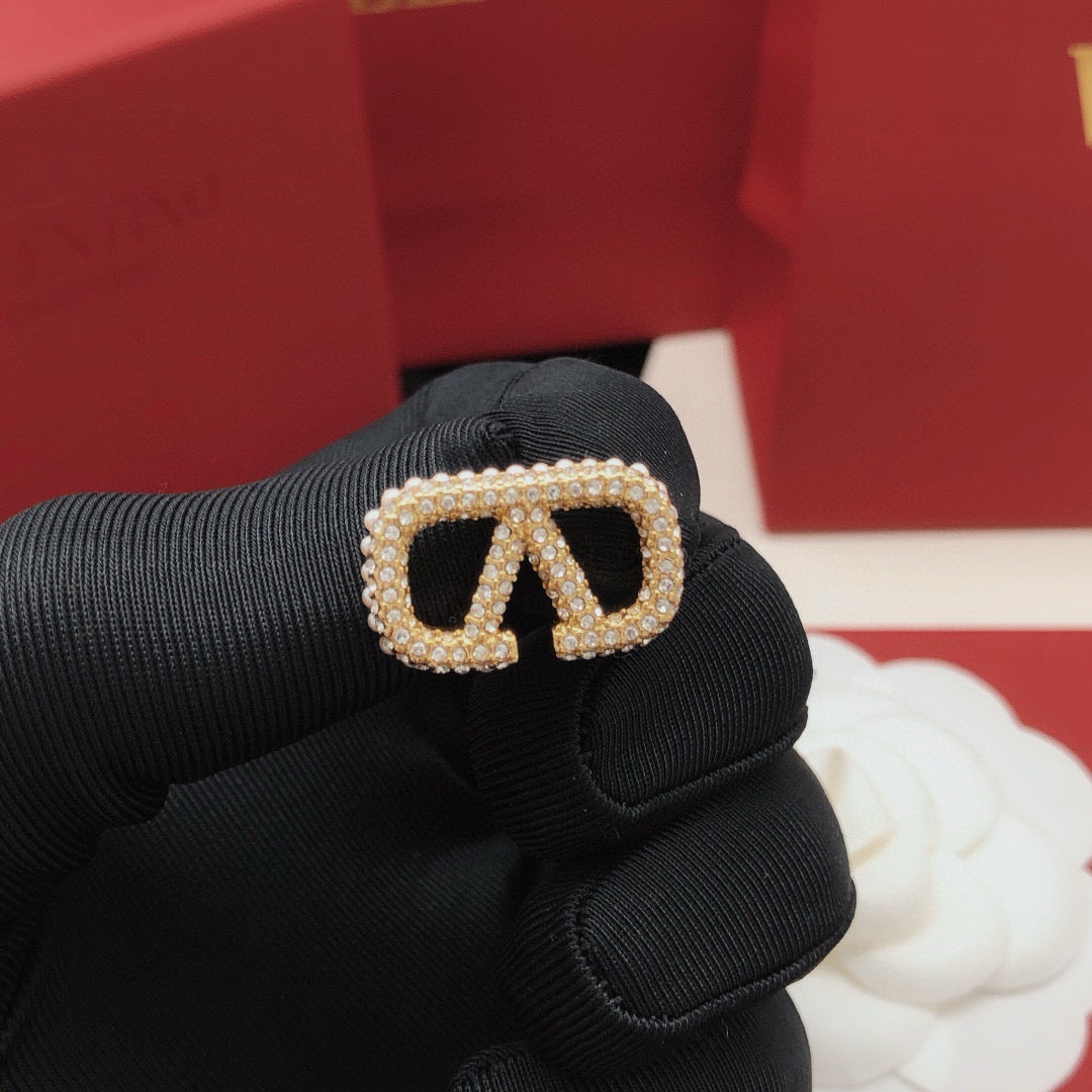 V Emblem Pearl-Detail Stud Earrings – Design 01 side detail