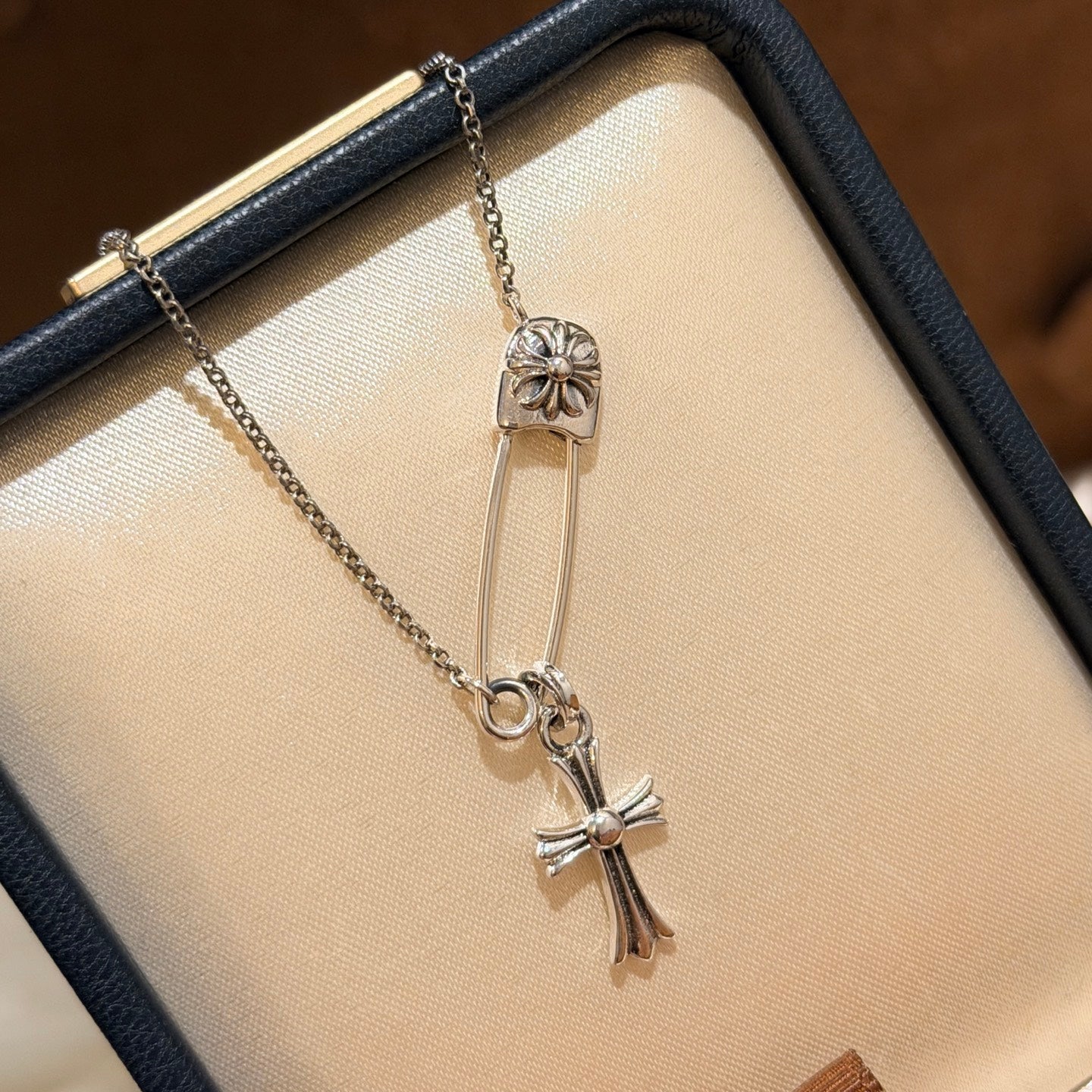 Cross Brooch in Antique Silver-Tone – Design 04 close-up detail