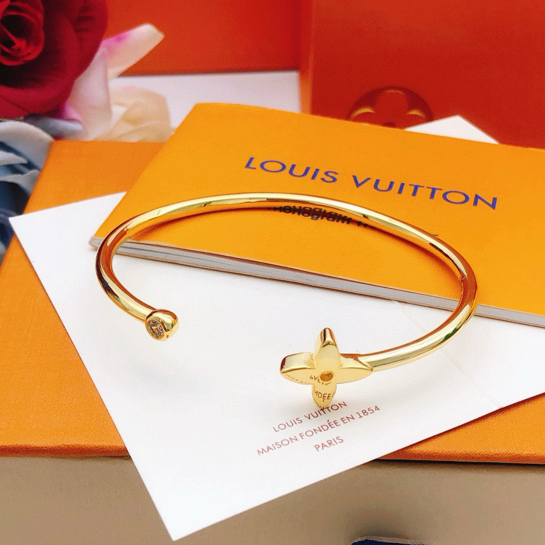 Geometric Emblem Bangle in Gold-Tone – Design 008 detail view