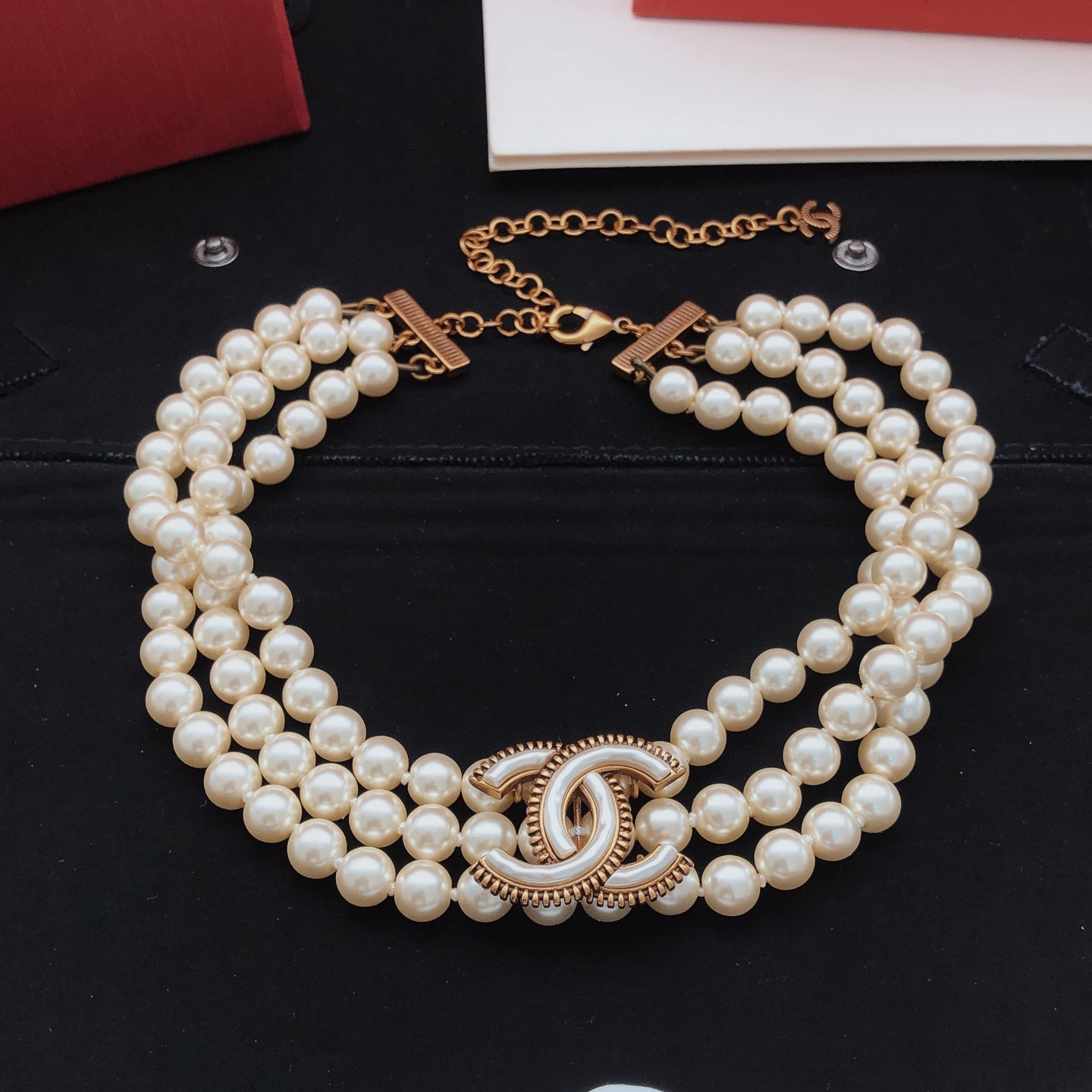 Pearl Pearl-Detail Pendant Necklace – Pearl Detail – Design 017 side detail