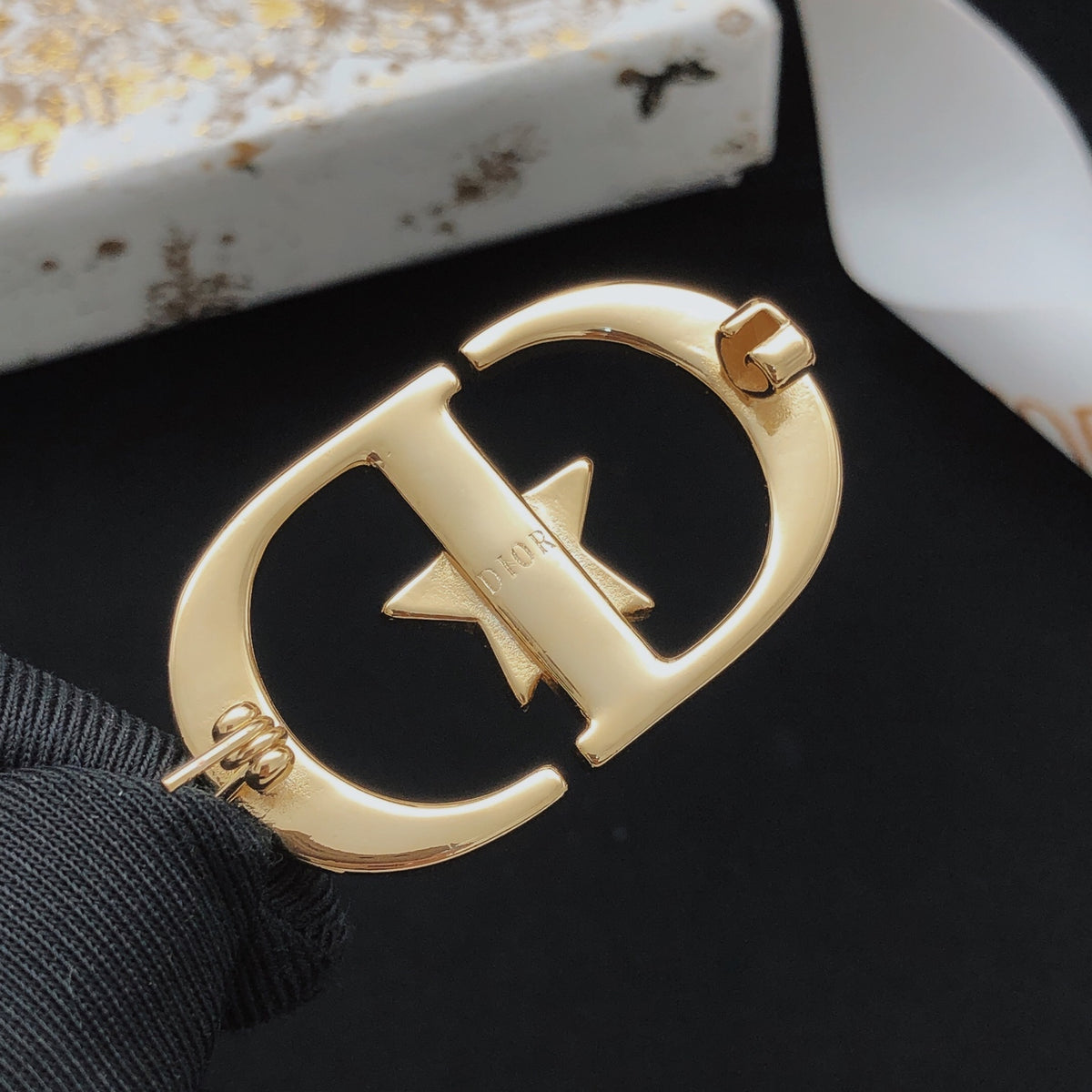 Star Motif Brooch Pin in Polished Metal-Tone – Design 007 detail view