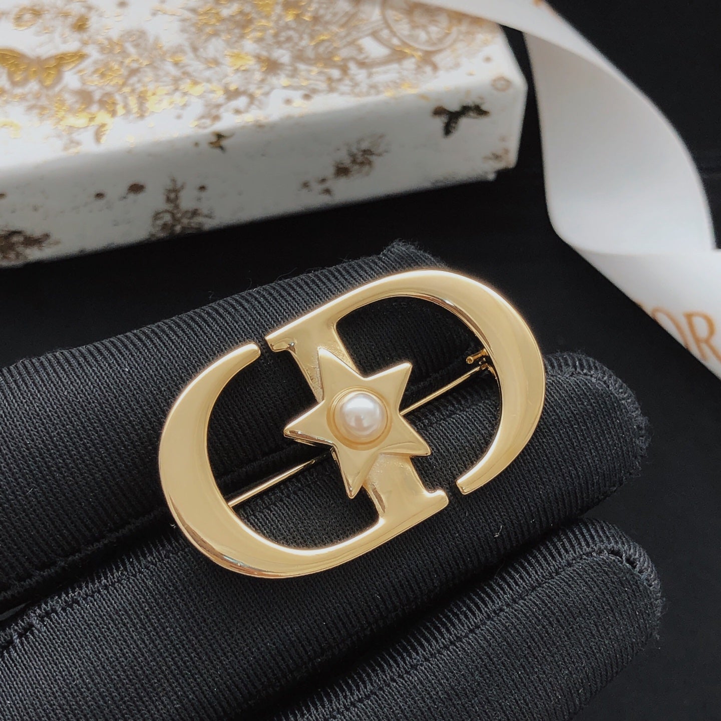 Star Motif Brooch Pin in Polished Metal-Tone – Design 007 side detail