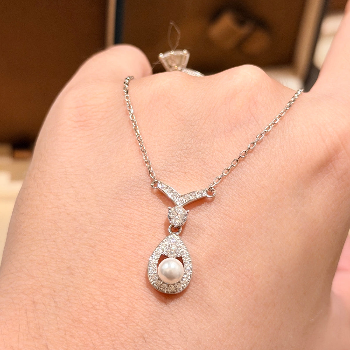 Pearl Pearl-Detail Pendant Necklace – Pearl Detail – Design 052 close-up detail