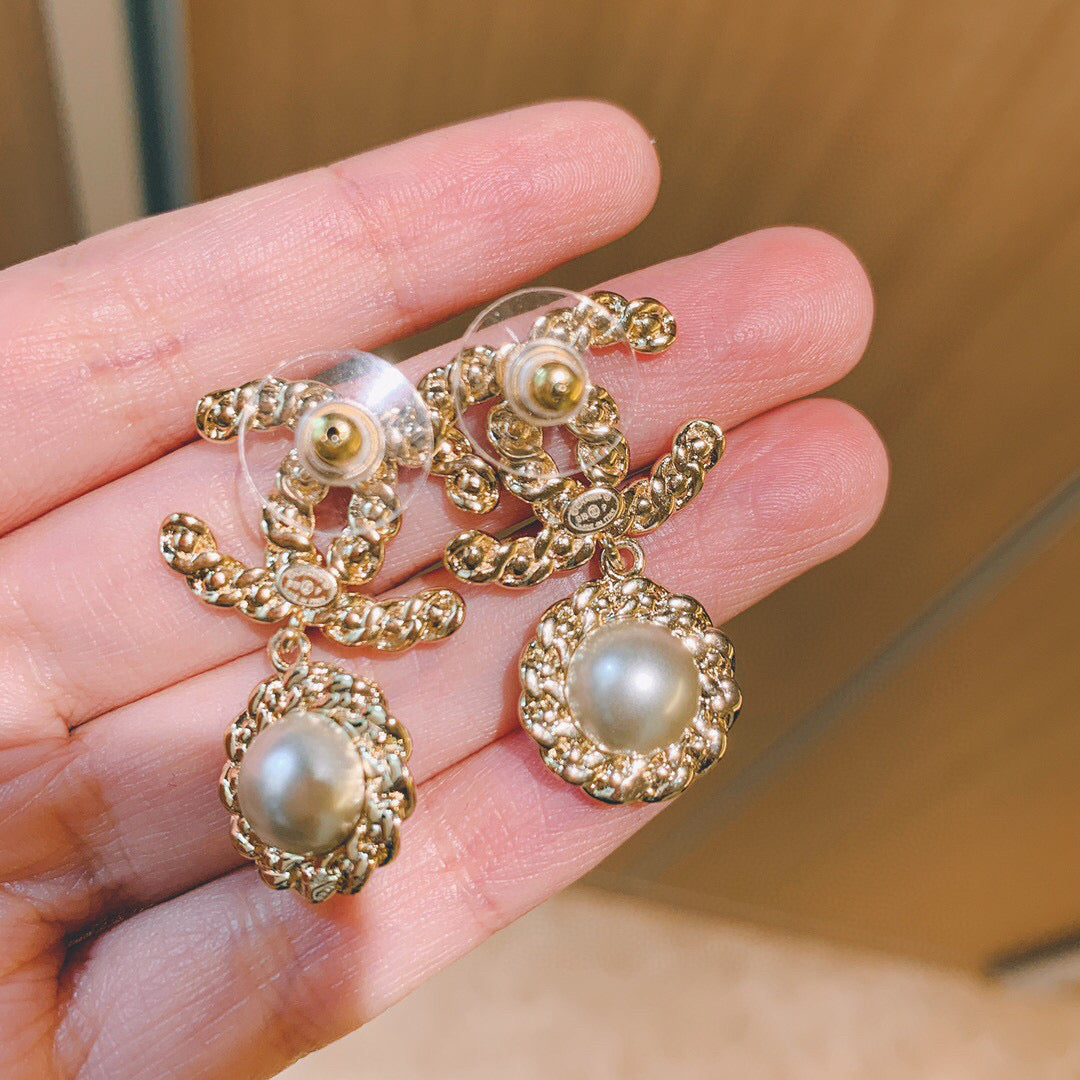 Pearl Pearl-Detail Stud Earrings – Pearl Detail – Design 002 side detail