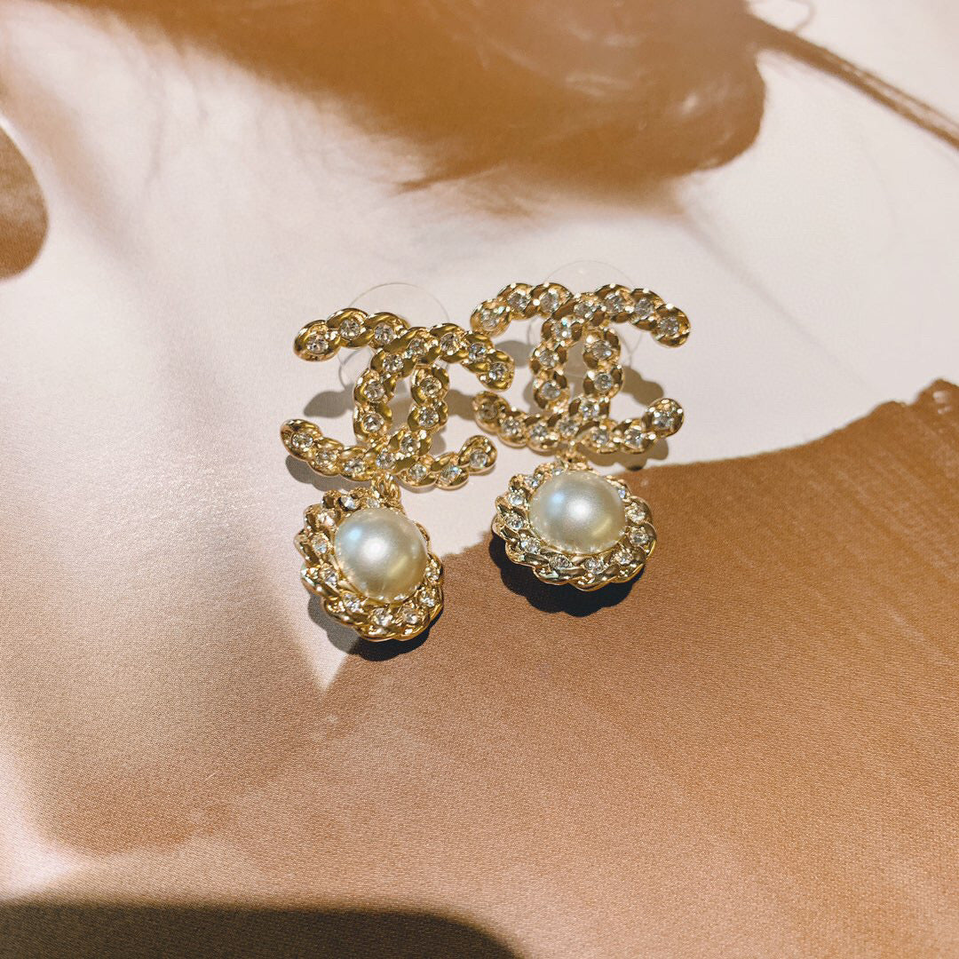 Pearl Pearl-Detail Stud Earrings – Pearl Detail – Design 002 close-up detail