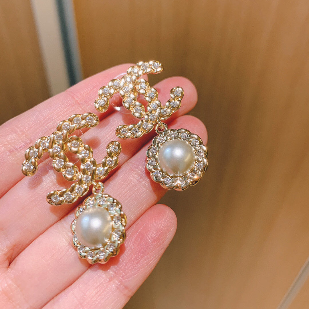 Pearl Pearl-Detail Stud Earrings – Pearl Detail – Design 002 main product view