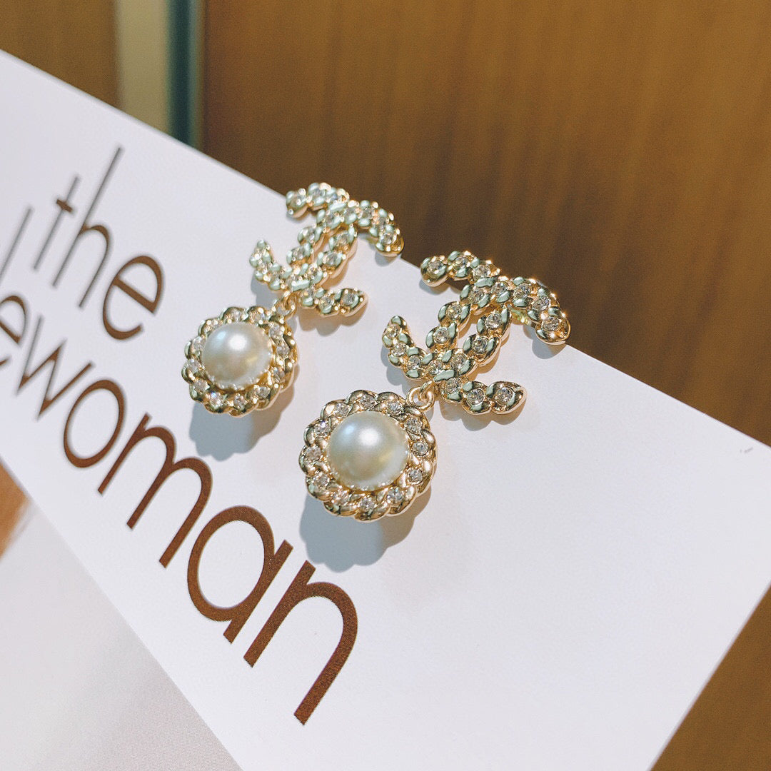 Pearl Pearl-Detail Stud Earrings – Pearl Detail – Design 002 detail view