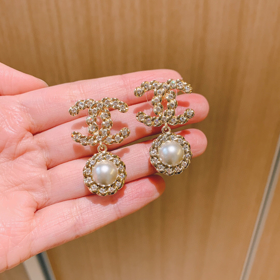 Pearl Pearl-Detail Stud Earrings – Pearl Detail – Design 002 detail view