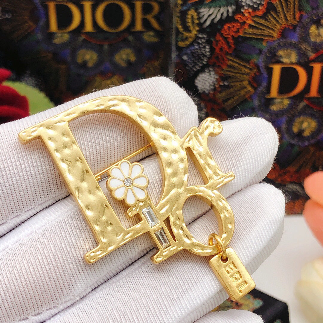 Graphic Letter Motif Brooch Pin in Polished Metal-Tone – Design 007 detail view