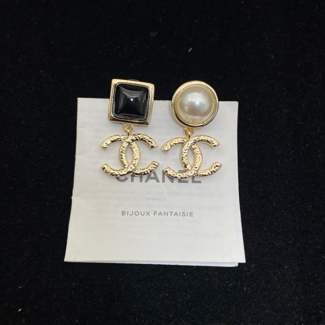 Pearl Pearl-Detail Stud Earrings – Pearl Detail – Design 006 detail view