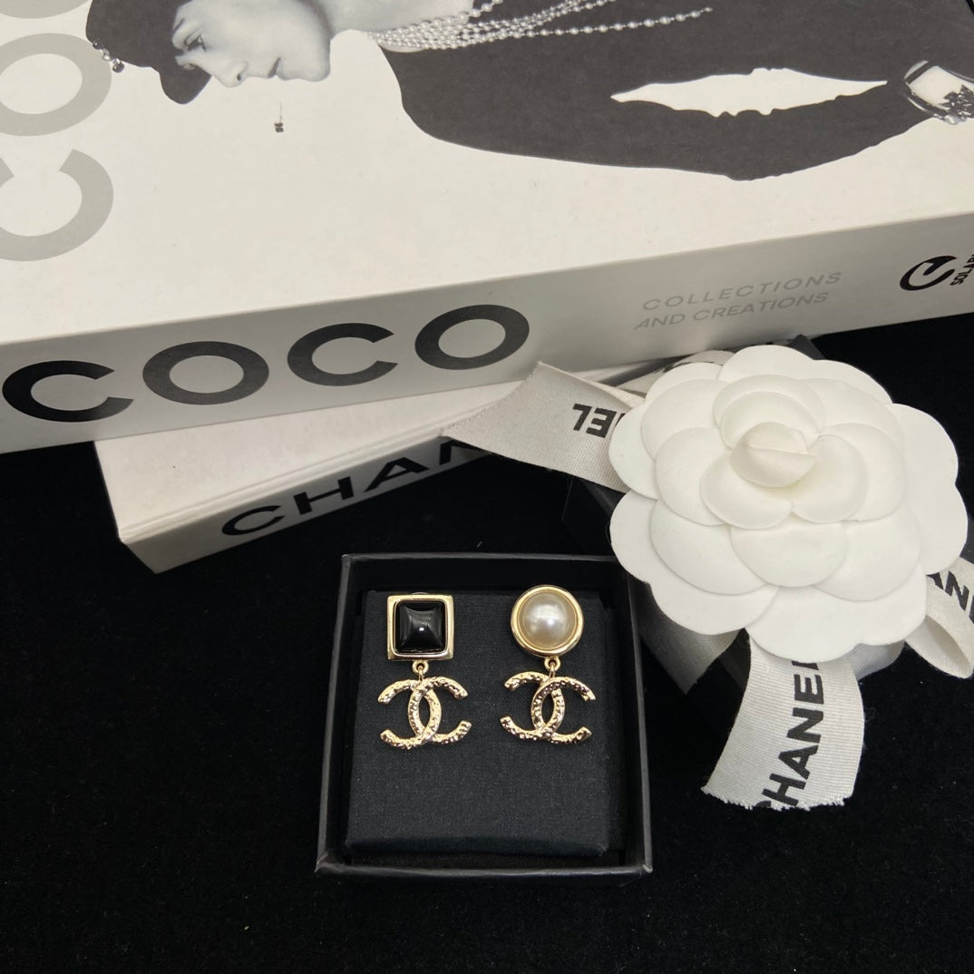 Pearl Pearl-Detail Stud Earrings – Pearl Detail – Design 006 main product view