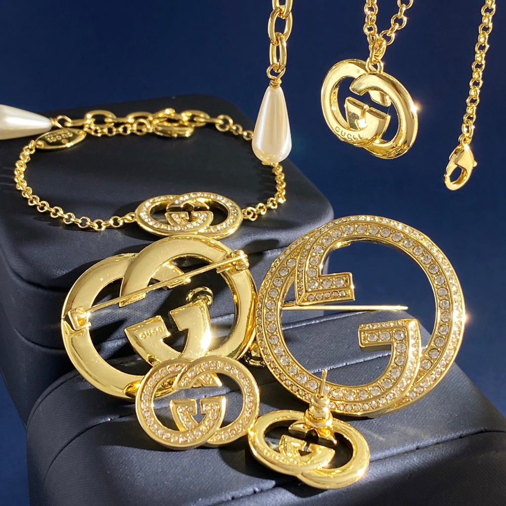 Double-G Emblem Brooch in Gold-Tone – Crystal Detail front product view