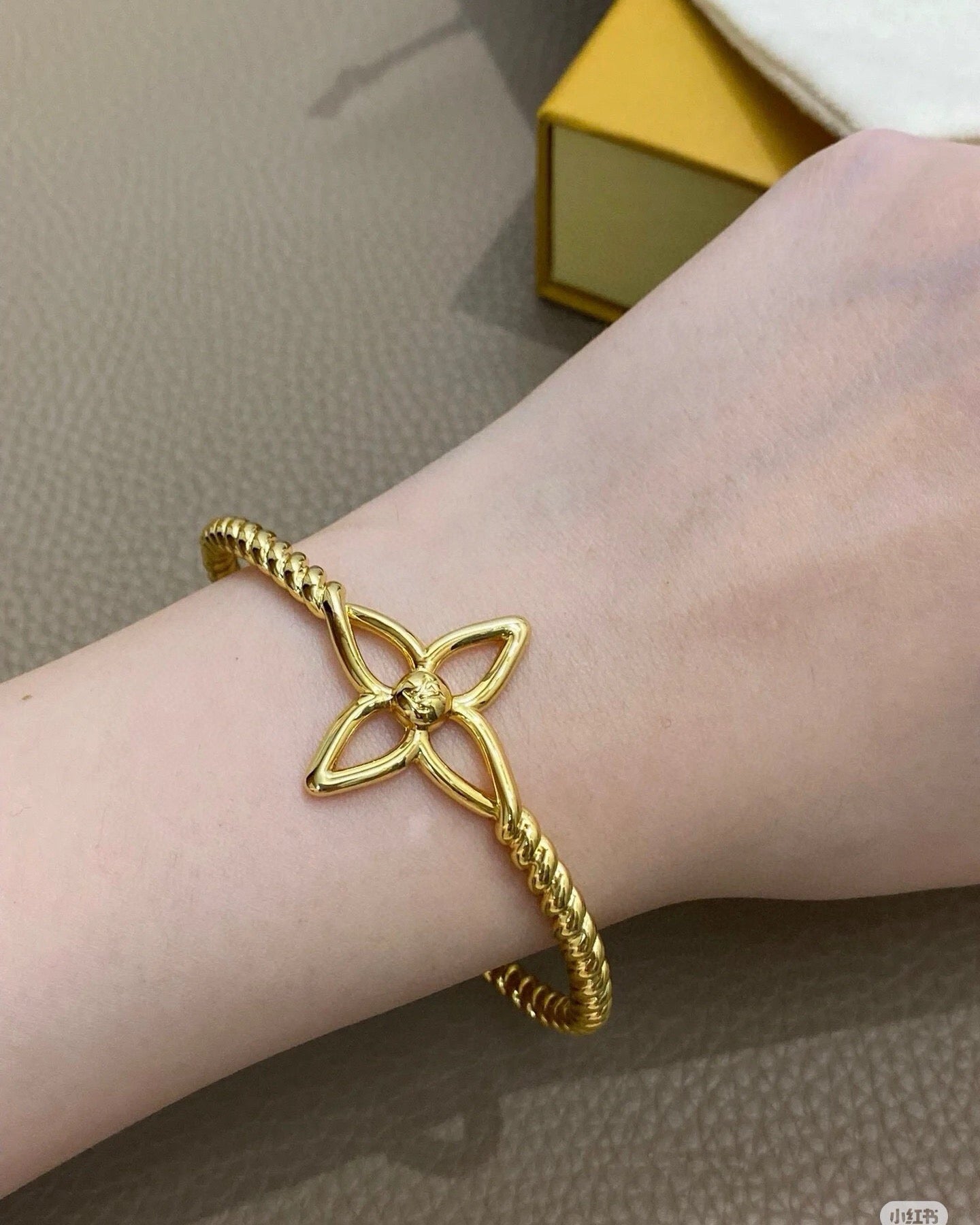 Clover Bangle in Polished Metal-Tone – Clover Detail – Design 009 close-up detail