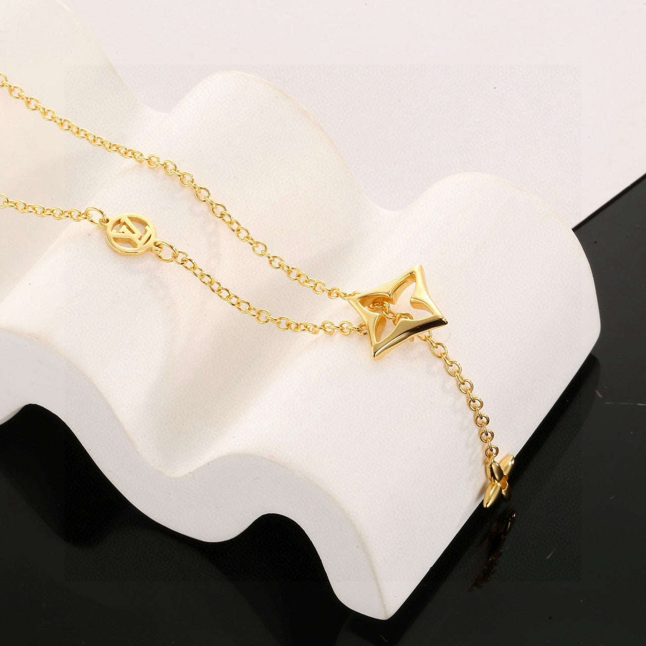 Clover Pendant Necklace in Polished Metal-Tone – Clover Detail – Design 005 close-up detail