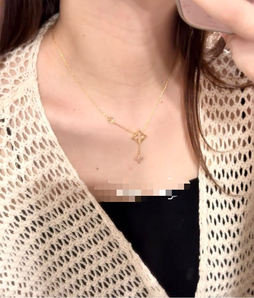 Clover Pendant Necklace in Polished Metal-Tone – Clover Detail – Design 005 side detail
