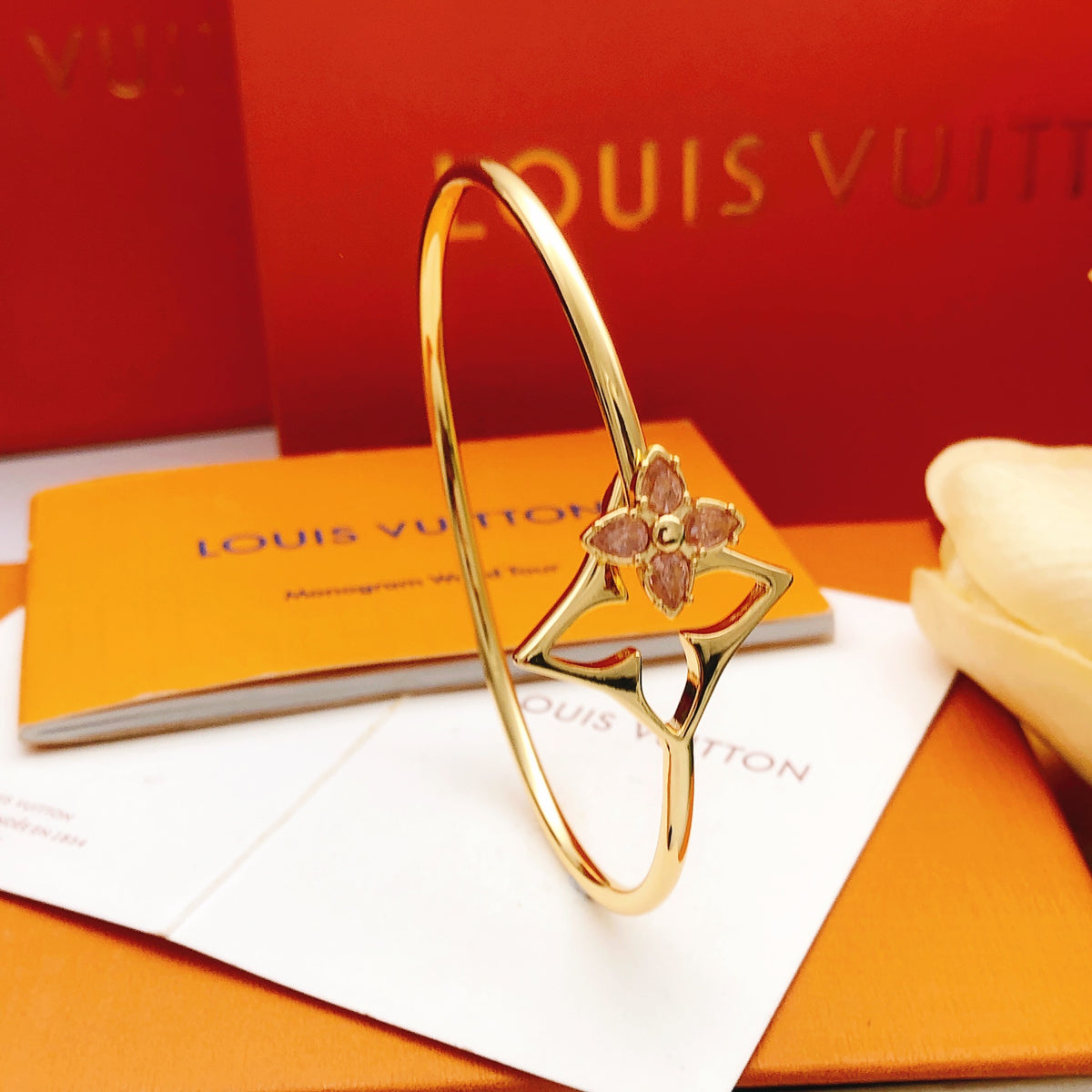 Geometric Emblem Bangle in Gold-Tone – Pink Detail close-up detail