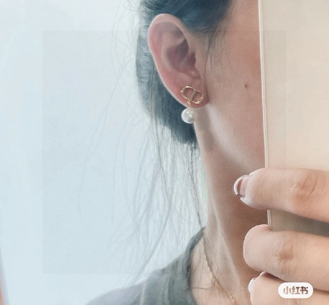 Pearl-Style Motif Stud Earrings in Silver-Tone with Pearl-Style Detail – Design 007 close-up detail