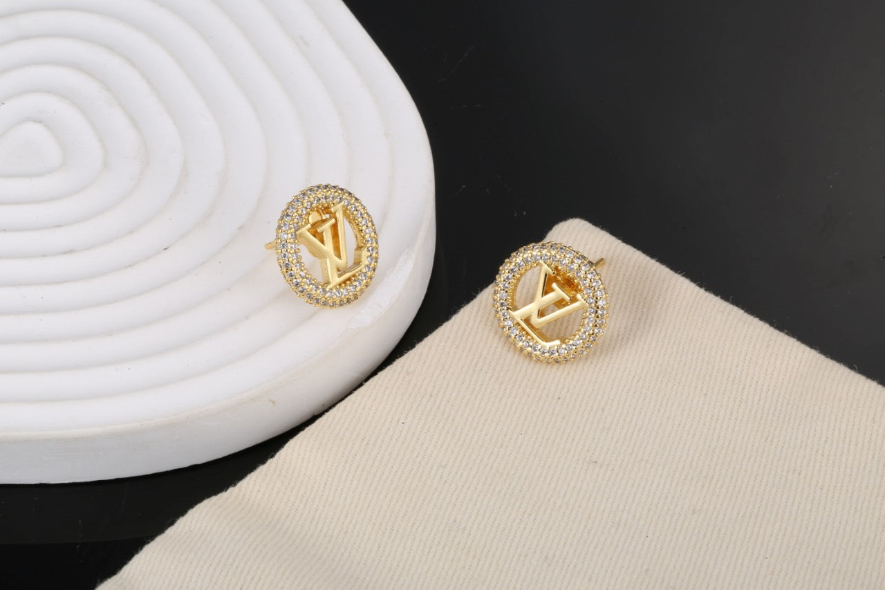 Letter Emblem Brooch in Polished Metal-Tone – Design 003 side detail