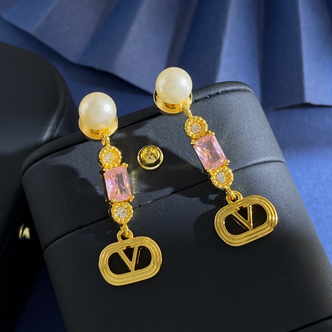 V Emblem Pearl-Detail Stud Earrings – Pink side detail