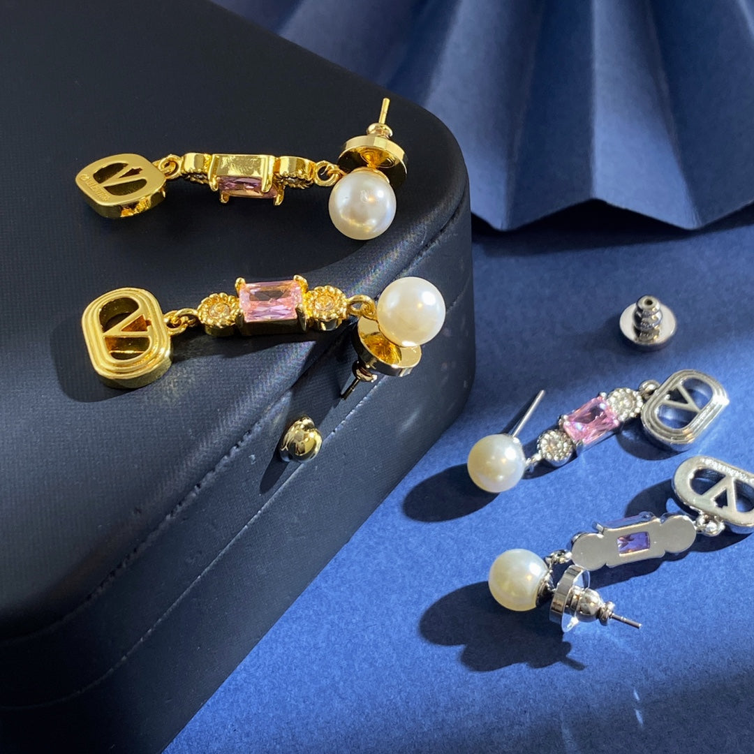 V Emblem Pearl-Detail Stud Earrings – Pink main product view