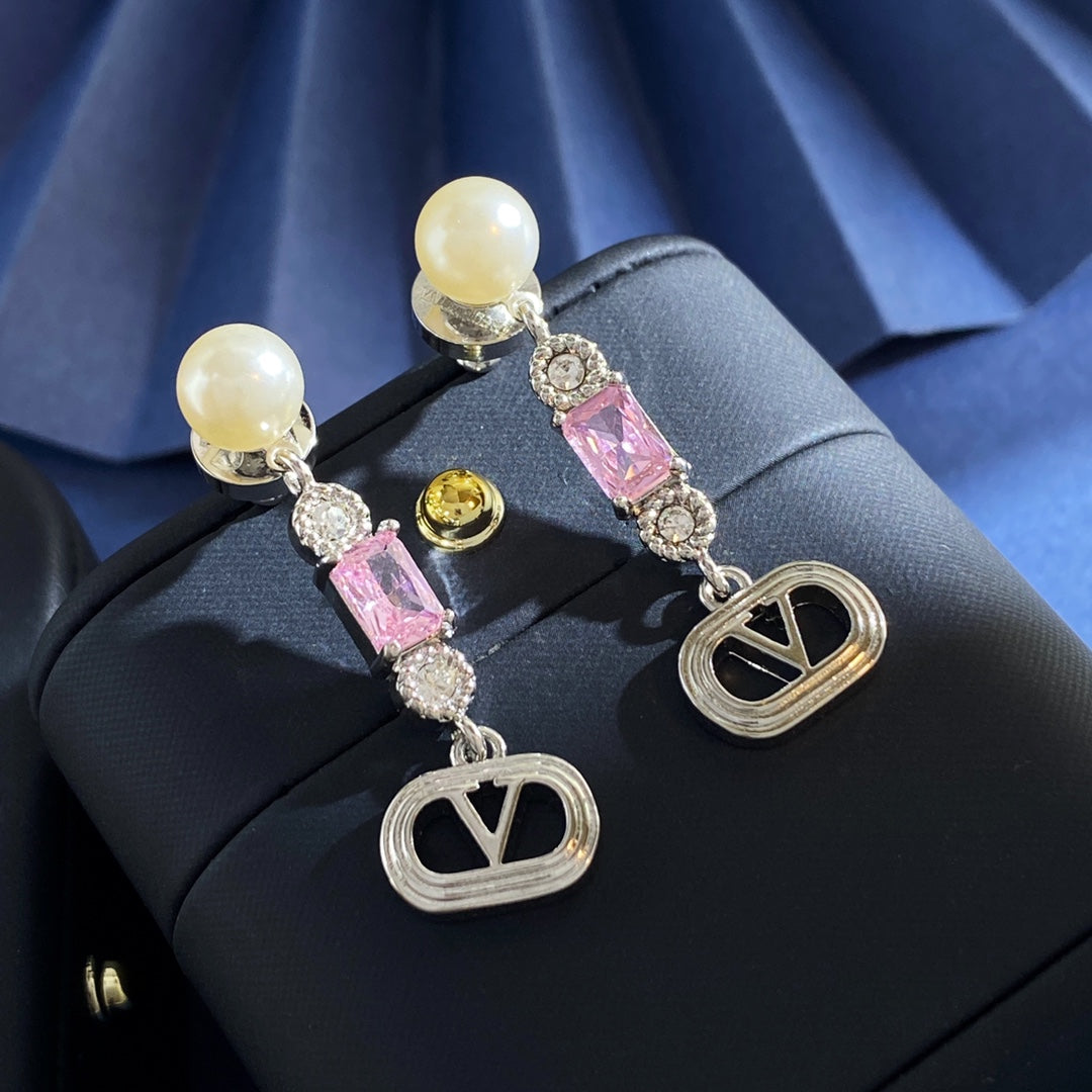 V Emblem Pearl-Detail Stud Earrings – Pink styled detail