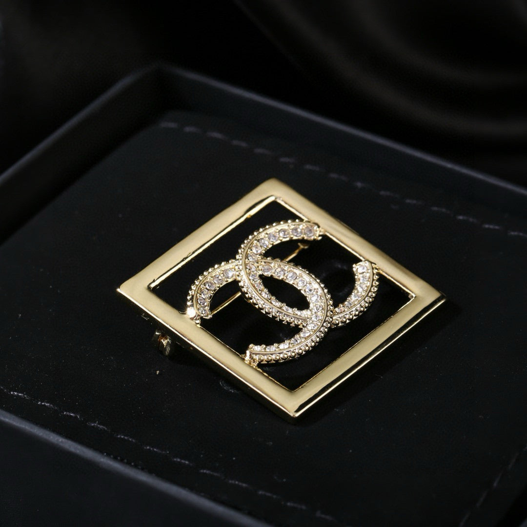 Double-C Emblem Brooch in Polished Metal-Tone – Design 057 side detail