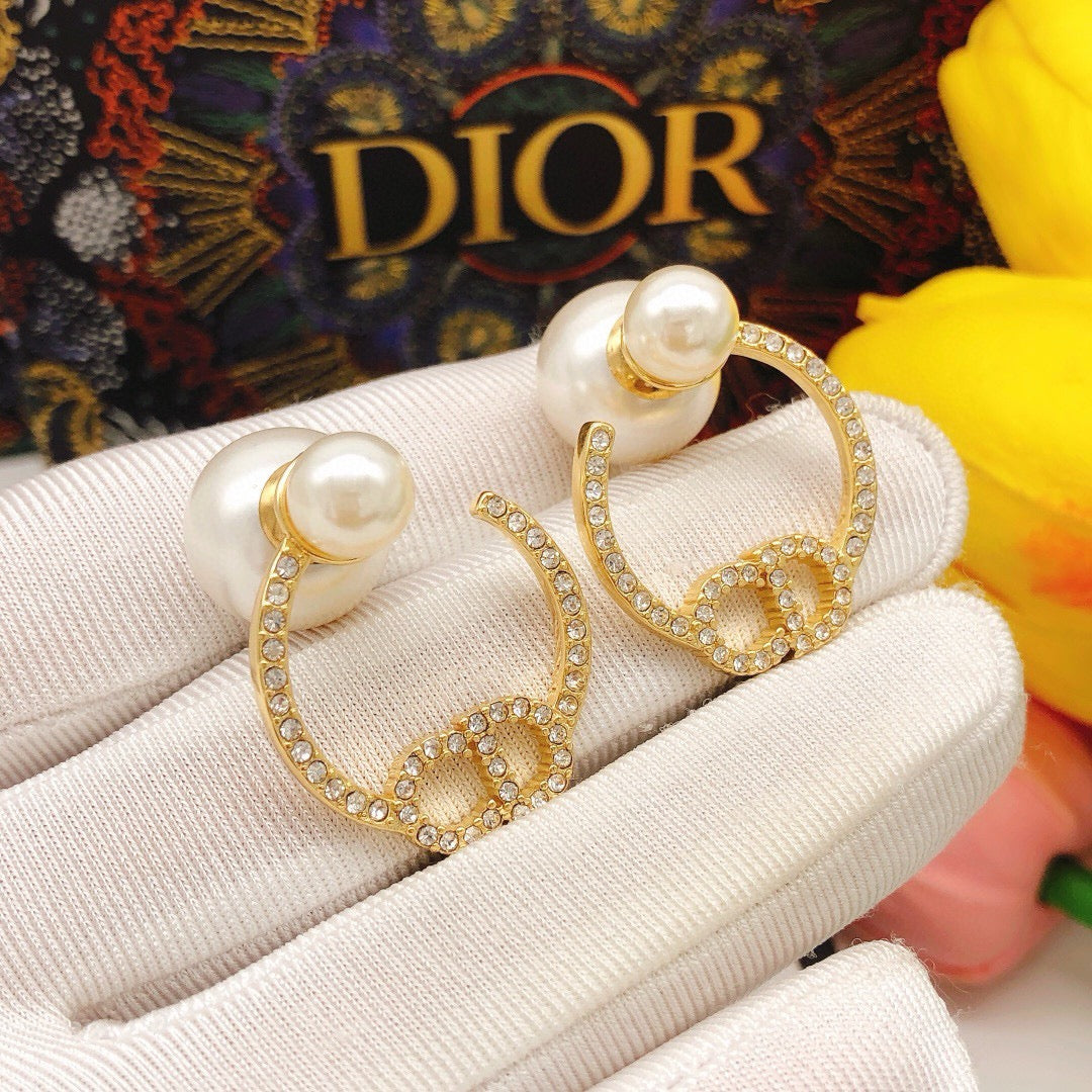 Pearl-Style Motif Stud Earrings in Polished Metal-Tone with Pearl-Style Detail – Design 015 detail view